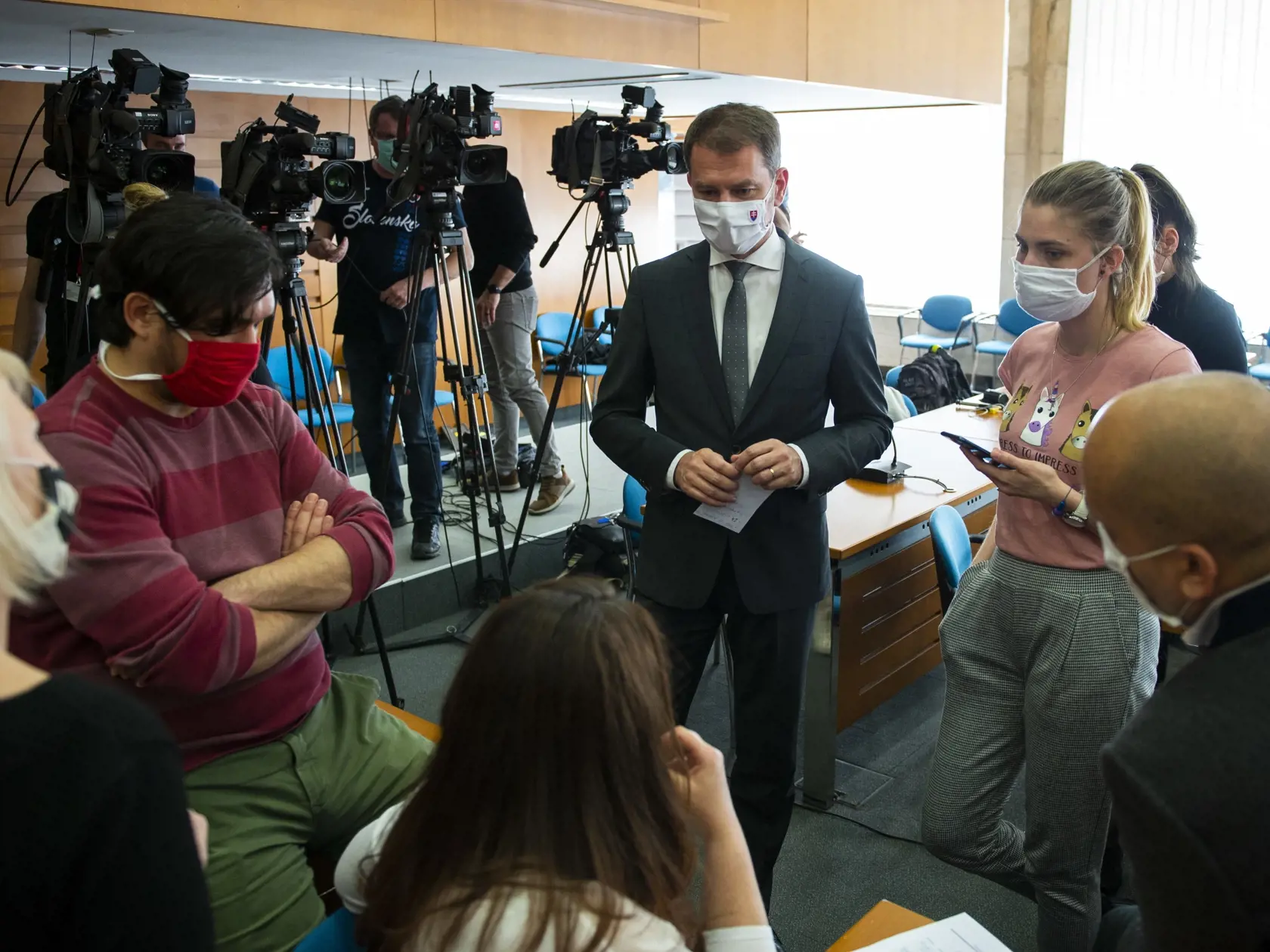 Na snímke uprostred predseda vlády SR Igor Matovič v diskusii s novinármi o jednotlivých opatreniach v súvislosti s krízou koronavírusu 7. apríla 2020 v Bratislave. FOTO TASR - Jakub Kotian
