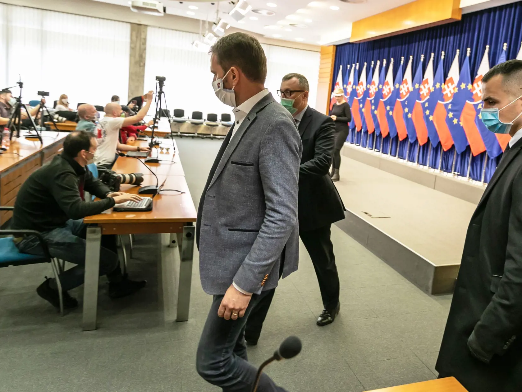 Na snímke rokovanie na Úrade vlády, po ktorom Slovenský premiér Igor Matovič informoval o sociálnych úľavách pre firmy. 