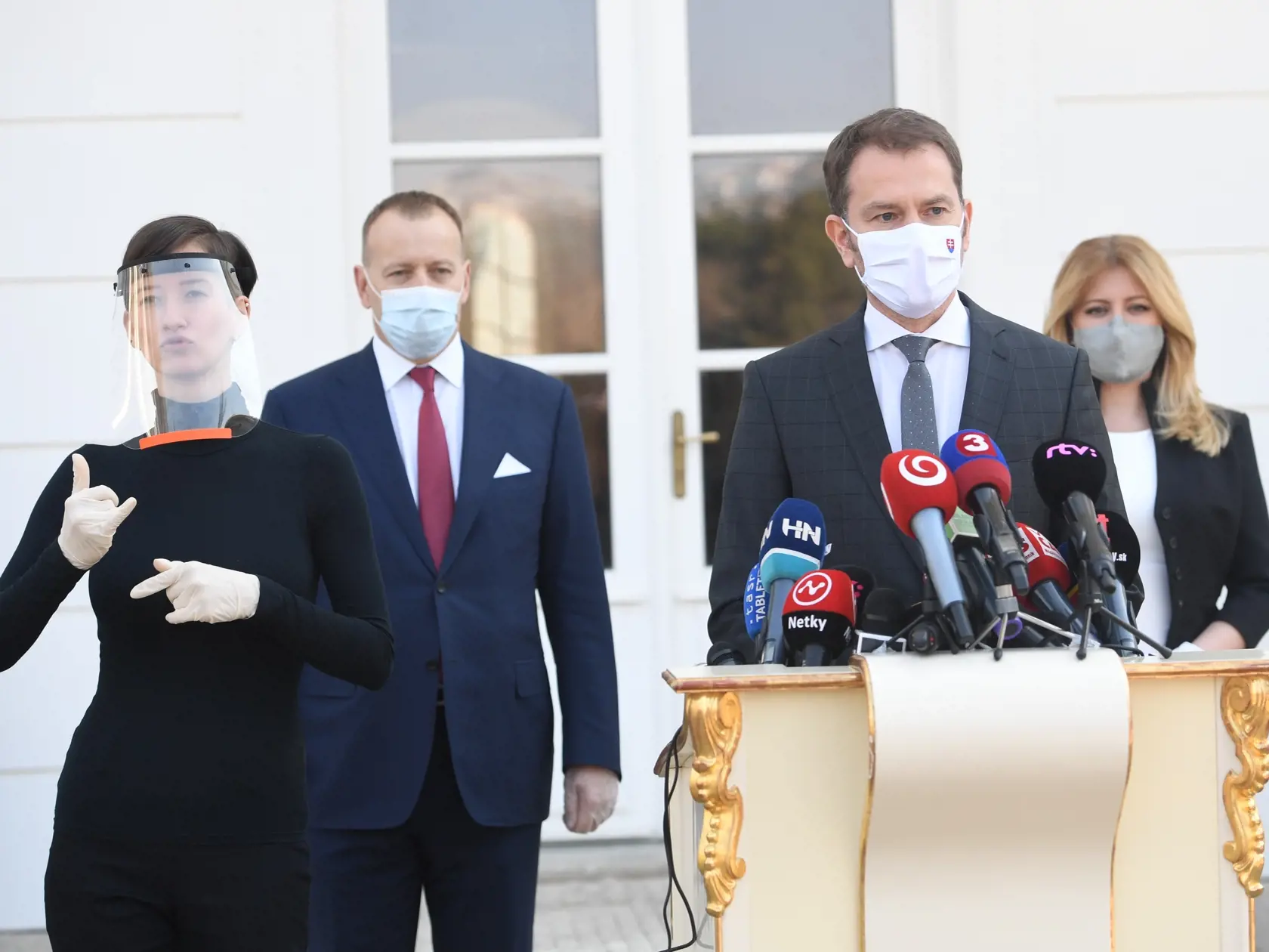 Prezidentka SR Zuzana Čaputová (vpravo) počas tlačovej konferencie po tom, ako prijala predsedu vlády SR Igora Matoviča (druhý sprava) a predsedu Národnej rady SR Borisa Kollára (druhý zľava) v Bratislave 6. apríla 2020. FOTO TASR - Martin Baumann