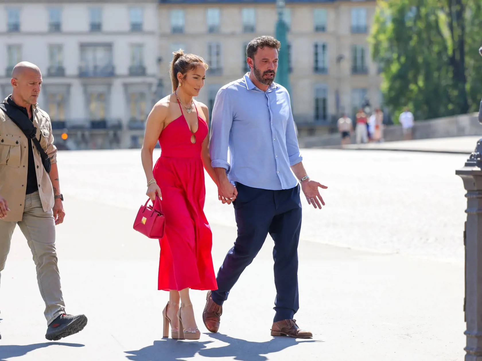 Deň štvrtý - 4800 eur
Mladomanželia sa išli najesť do novootvorenej reštaurácie Christiana Diora. Jennifer najprv siahla po ďalších červených šatách, tentoraz za 278 dolárov, okuliarmi za 249 dolárov, náušnicami za 265 dolárov a topánkami, ktoré už mala na nohách po minulé dni. Znova však nesklamal jej astronomicky drahá kabelka Maison Valentino za 2800 dolárov. Večer už išli s Benom pod Eiffelovku osláviť speváčkine 53. narodeniny.