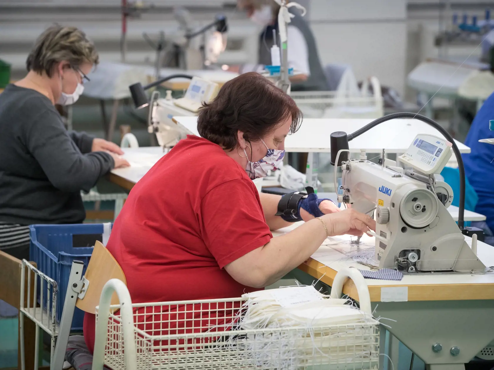 Spoločnosť Zornica - Banko Fashion z Bánoviec nad Bebravou sa aktívne podieľa na boji proti Koronavírusu na Slovensku. Šičky pracujú na výrobe hygienických rúšok