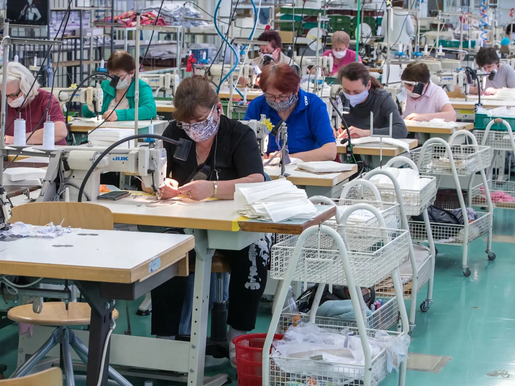 Spoločnosť Zornica - Banko Fashion z Bánoviec nad Bebravou sa aktívne podieľa na boji proti Koronavírusu na Slovensku. Šičky pracujú na výrobe hygienických rúšok