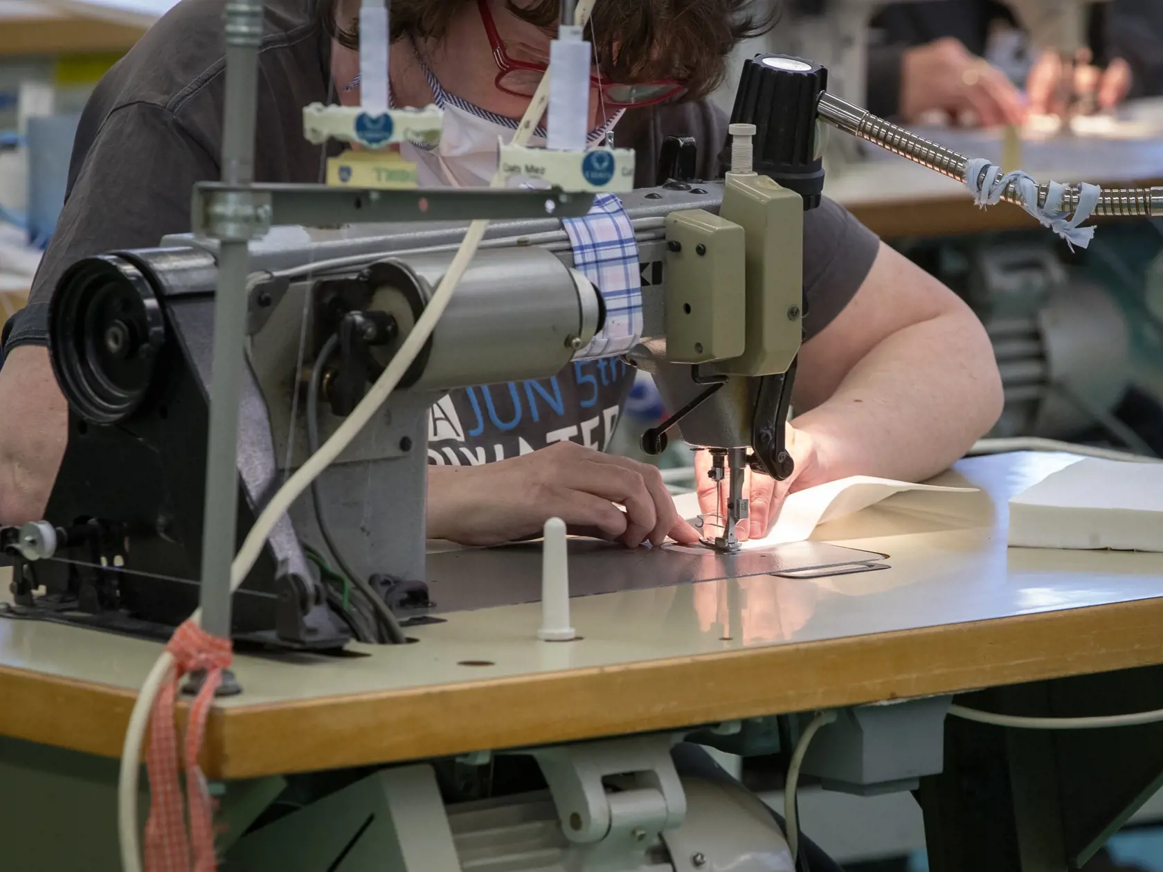 Spoločnosť Zornica - Banko Fashion z Bánoviec nad Bebravou sa aktívne podieľa na boji proti Koronavírusu na Slovensku. Šičky pracujú na výrobe hygienických rúšok