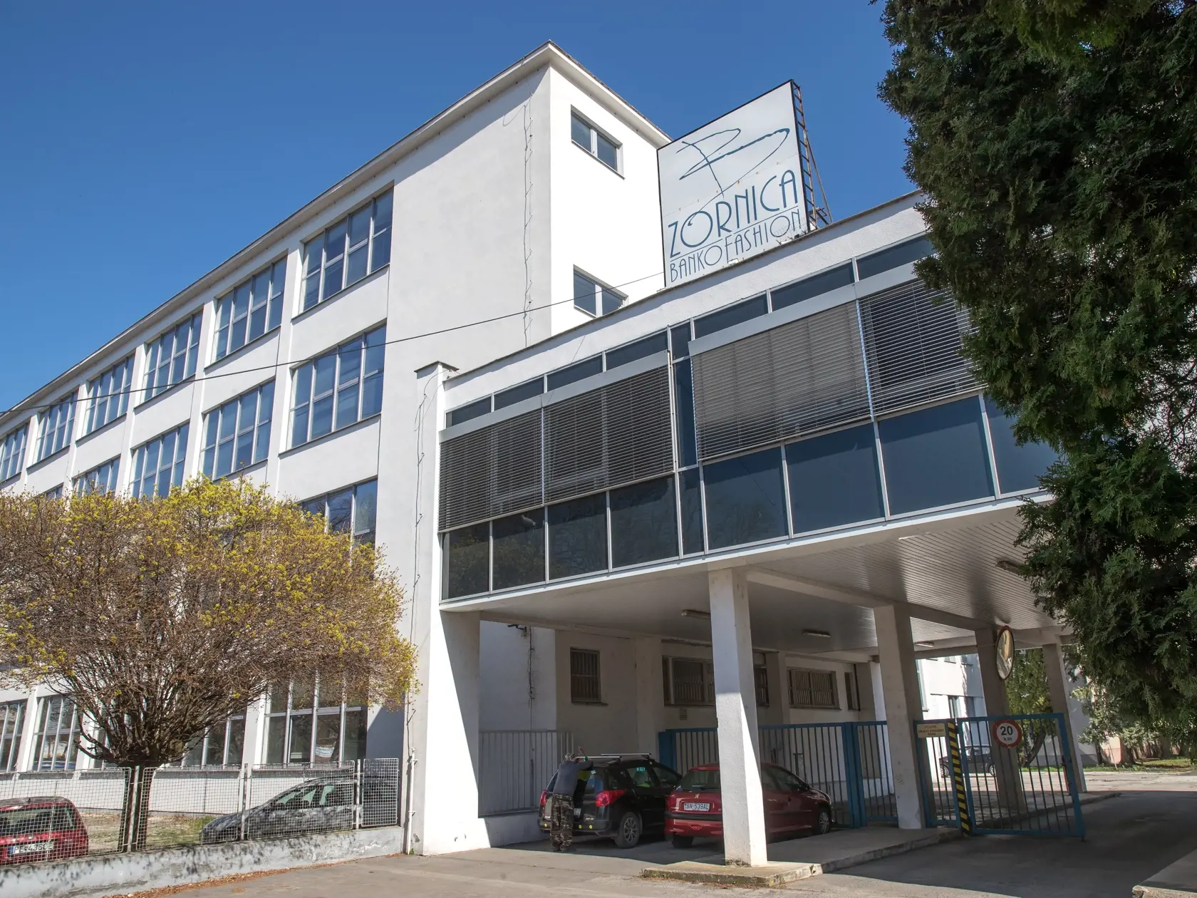 Spoločnosť Zornica - Banko Fashion z Bánoviec nad Bebravou sa aktívne podieľa na boji proti Koronavírusu na Slovensku. Šičky pracujú na výrobe hygienických rúšok