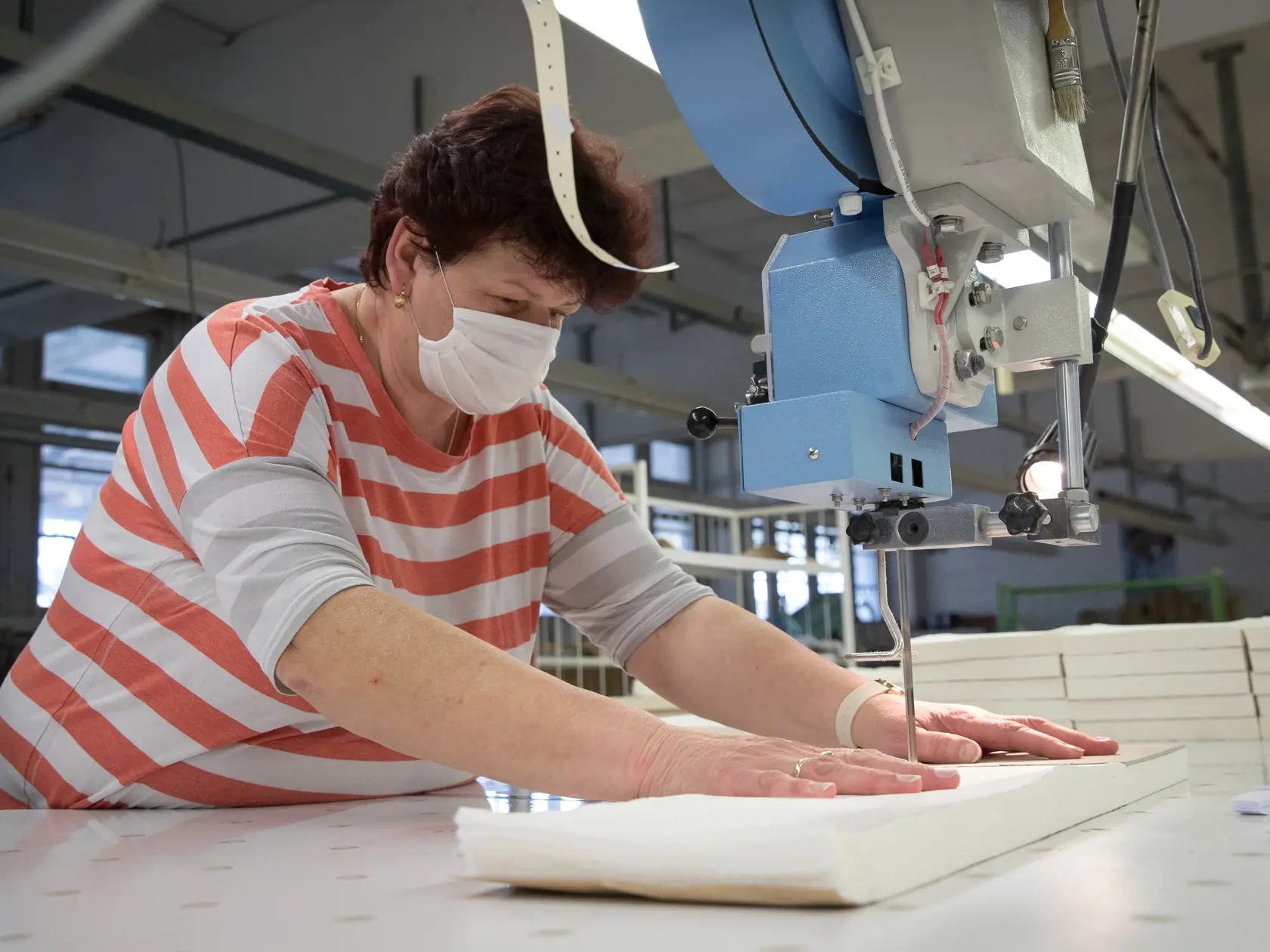 Spoločnosť Zornica - Banko Fashion z Bánoviec nad Bebravou sa aktívne podieľa na boji proti Koronavírusu na Slovensku. Šičky pracujú na výrobe hygienických rúšok