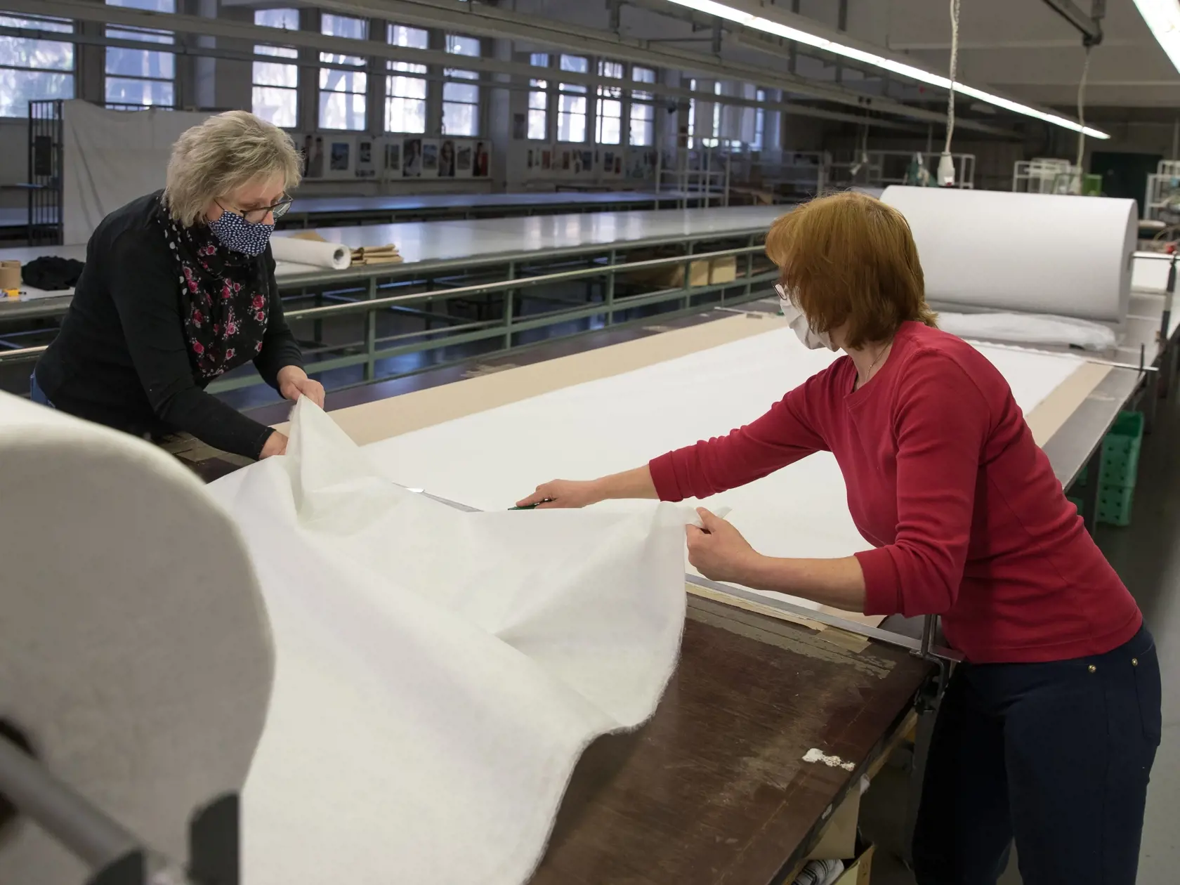 Spoločnosť Zornica - Banko Fashion z Bánoviec nad Bebravou sa aktívne podieľa na boji proti Koronavírusu na Slovensku. Šičky pracujú na výrobe hygienických rúšok