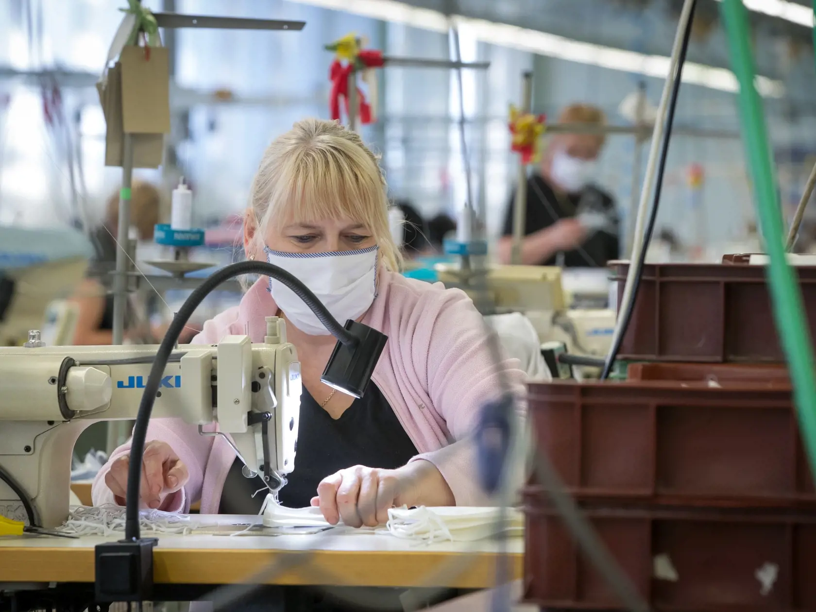 Spoločnosť Zornica - Banko Fashion z Bánoviec nad Bebravou sa aktívne podieľa na boji proti Koronavírusu na Slovensku. Šičky pracujú na výrobe hygienických rúšok