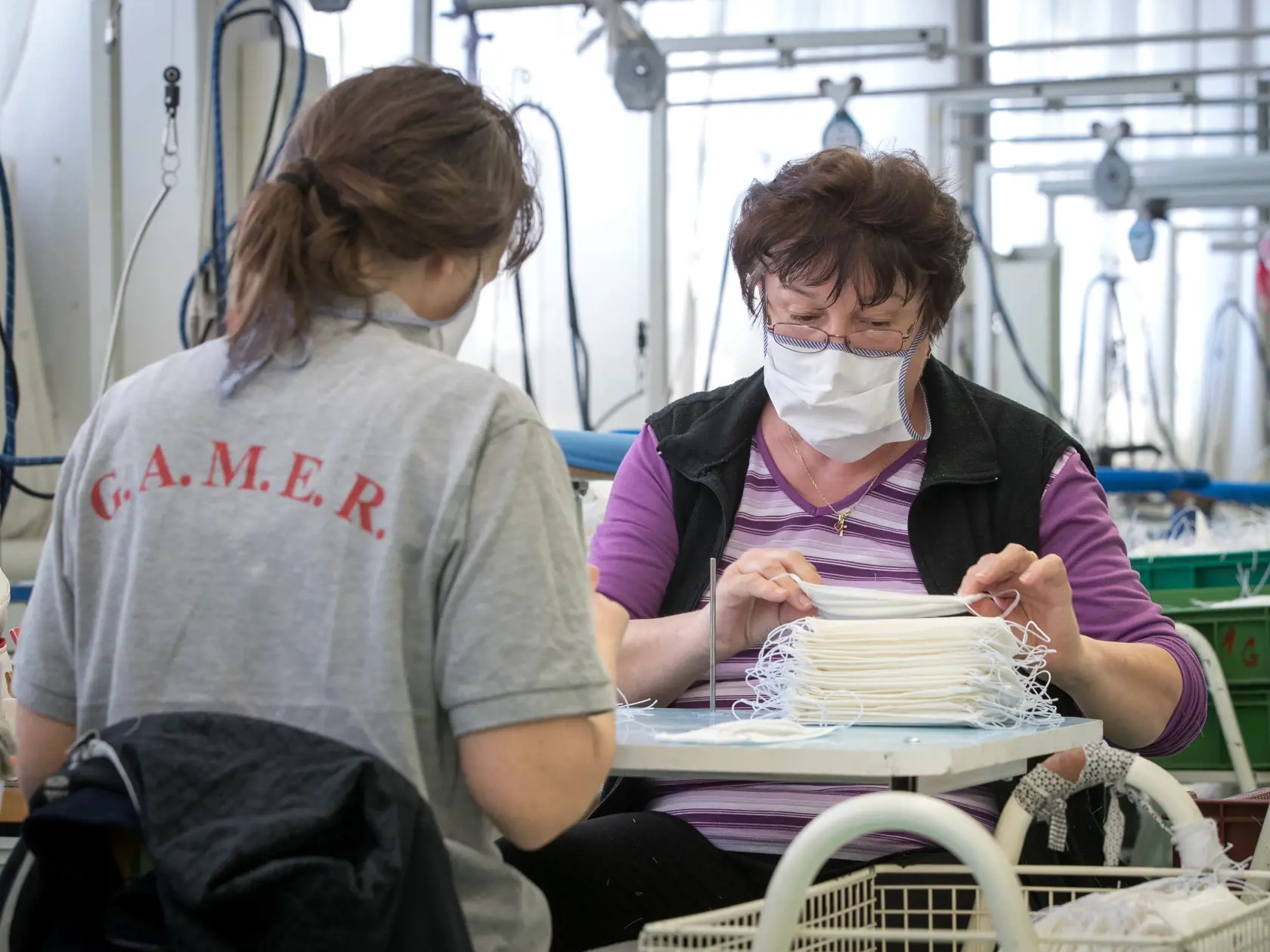 Spoločnosť Zornica - Banko Fashion z Bánoviec nad Bebravou sa aktívne podieľa na boji proti Koronavírusu na Slovensku. Šičky pracujú na výrobe hygienických rúšok