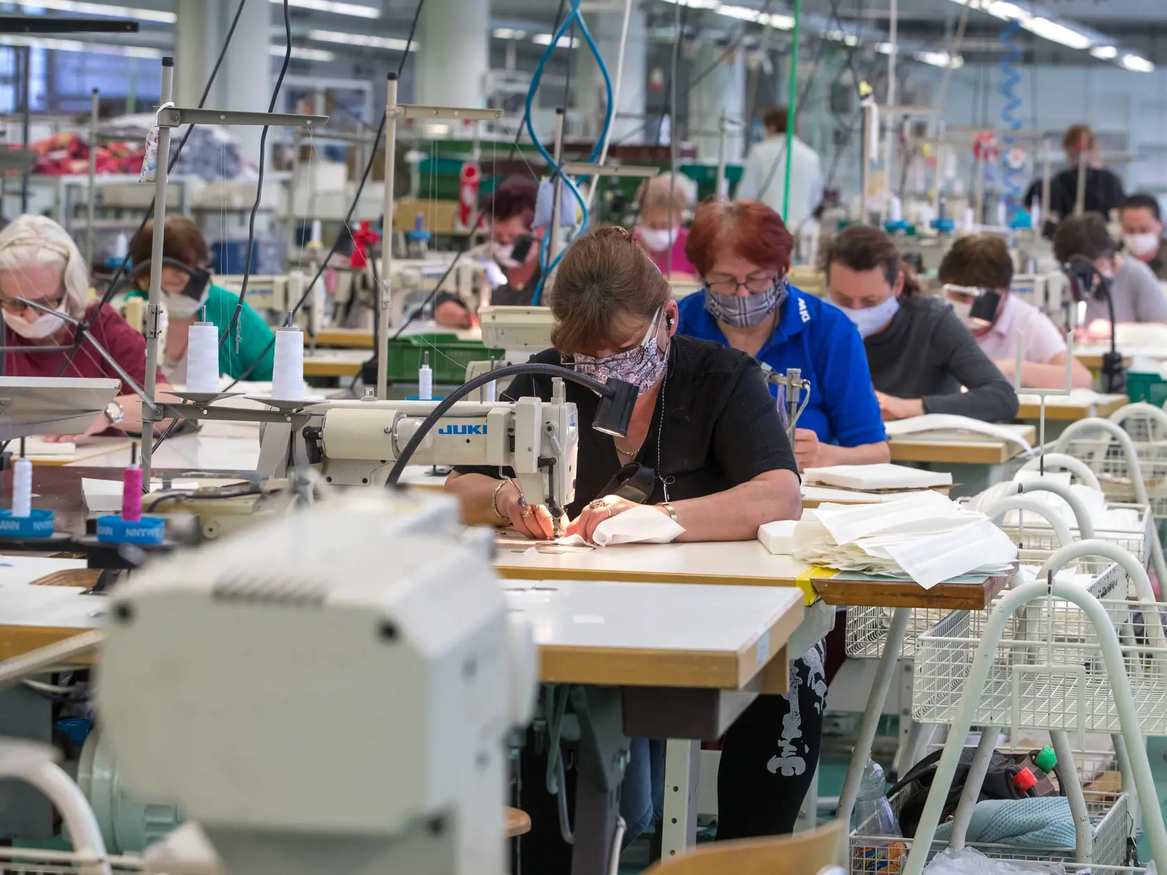 Spoločnosť Zornica - Banko Fashion z Bánoviec nad Bebravou sa aktívne podieľa na boji proti Koronavírusu na Slovensku. Šičky pracujú na výrobe hygienických rúšok