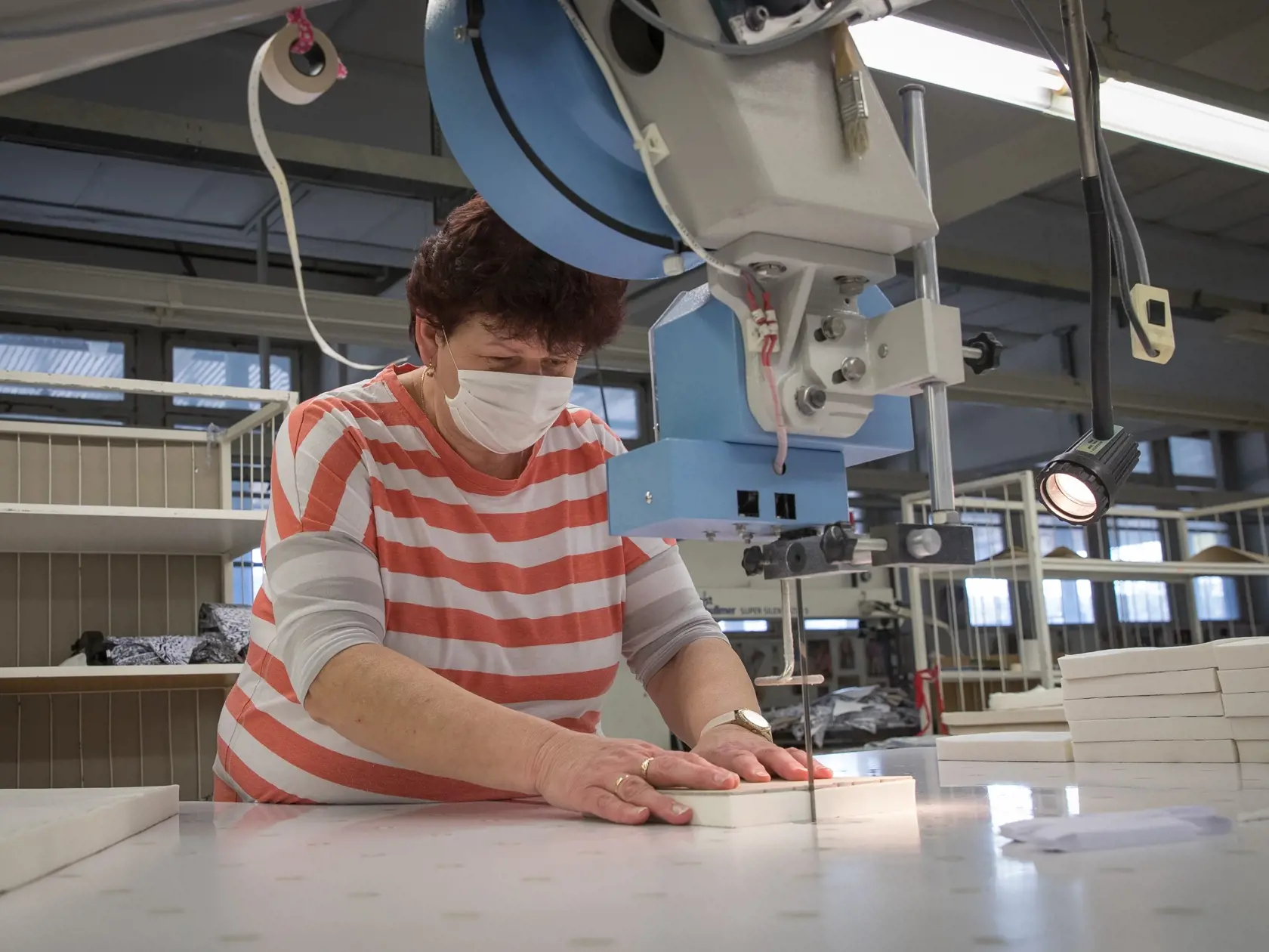 Spoločnosť Zornica - Banko Fashion z Bánoviec nad Bebravou sa aktívne podieľa na boji proti Koronavírusu na Slovensku. Šičky pracujú na výrobe hygienických rúšok
