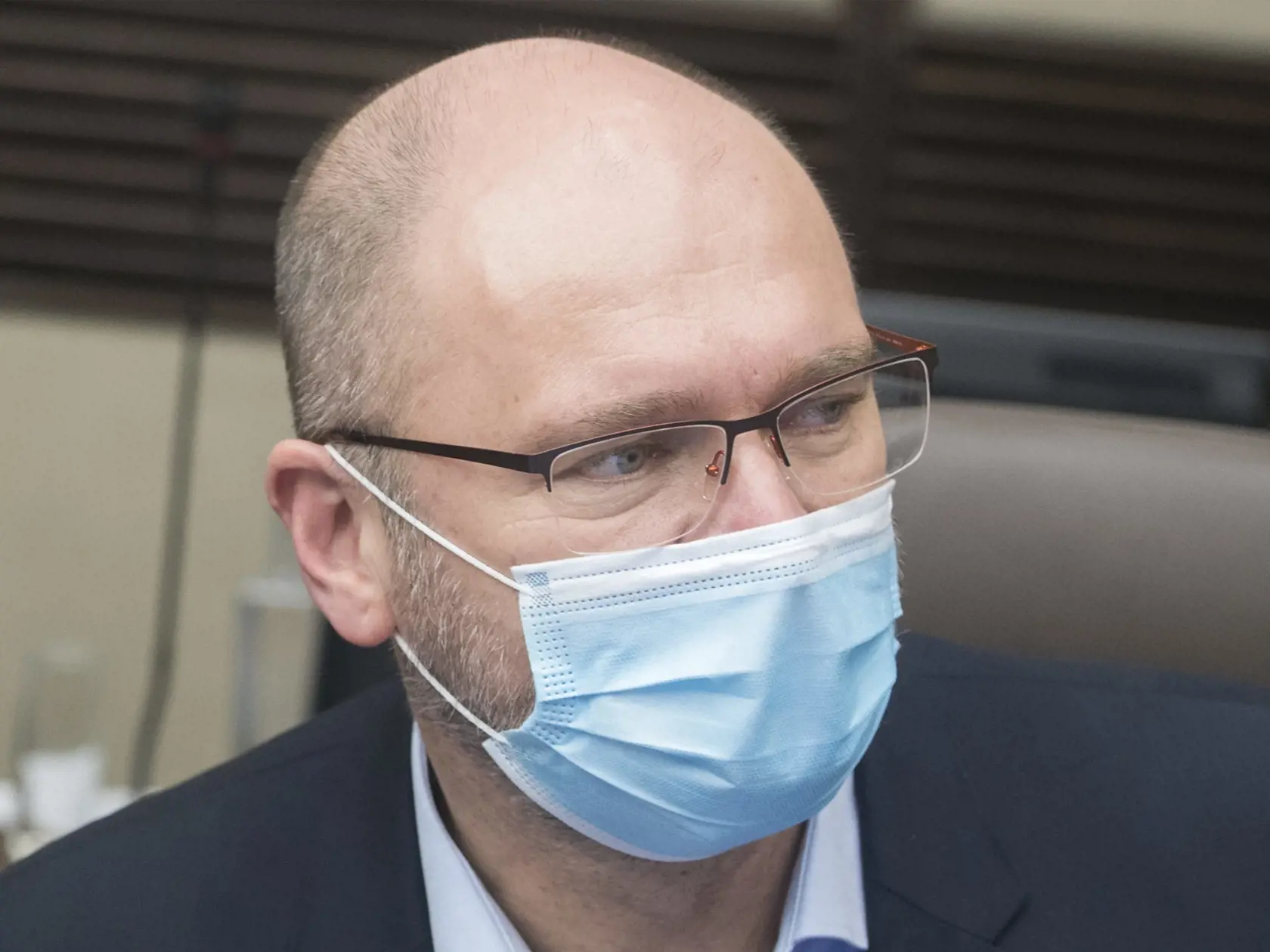 Na snímke pozadí minister hopodárstva SR Richard Sulík (SaS)  počas rokovania 7. schôdze vlády SR v Bratislave vo štvrtok 2. apríla 2020. FOTO TASR - Martin Baumann




