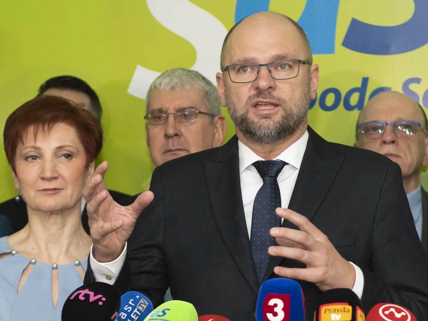 Na snímke uprostred líder strany Sloboda a solidarita (SaS) Richard Sulík počas predstavenia poslaneckého klubu strany v Národnej rade SR v sídle SaS v Bratislave v utorok 3. marca 2020. Vľavo Jarmila Halgašová. FOTO TASR - Pavel Neubauer

