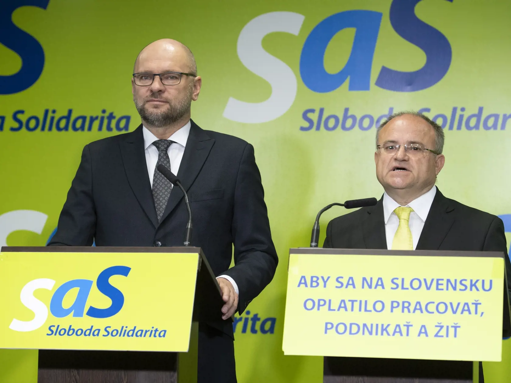 Na snímke predseda strany Sloboda a Solidarita (SaS) Richard Sulík (vľavo) a staronový člen SaS Jozef Mihál počas tlačovej konferencie strany SaS na tému "Veľký návrat a zásadné posilnenie odborného tímu SaS"  9. marca 2020 v Bratislave. FOTO TASR - Pavel Neubauer