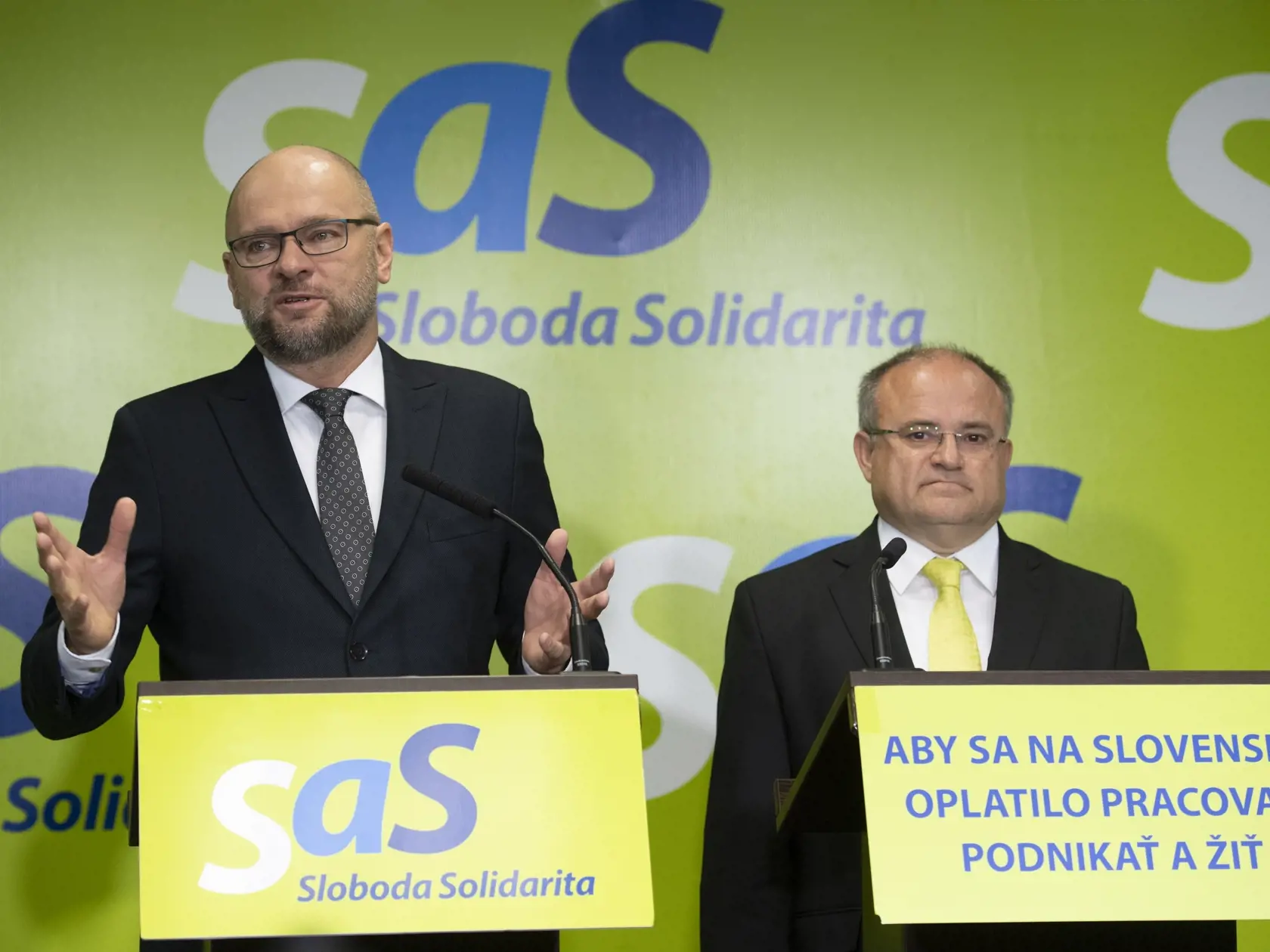 Na snímke predseda strany Sloboda a Solidarita (SaS) Richard Sulík (vľavo) a staronový člen SaS Jozef Mihál počas tlačovej konferencie strany SaS na tému "Veľký návrat a zásadné posilnenie odborného tímu SaS"  9. marca 2020 v Bratislave. FOTO TASR - Pavel Neubauer