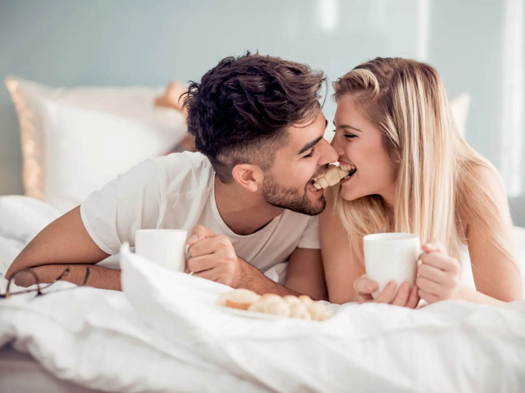 Cute,Couple,Having,Breakfast,In,Bed,In,The,Bedroom.couple,Lying