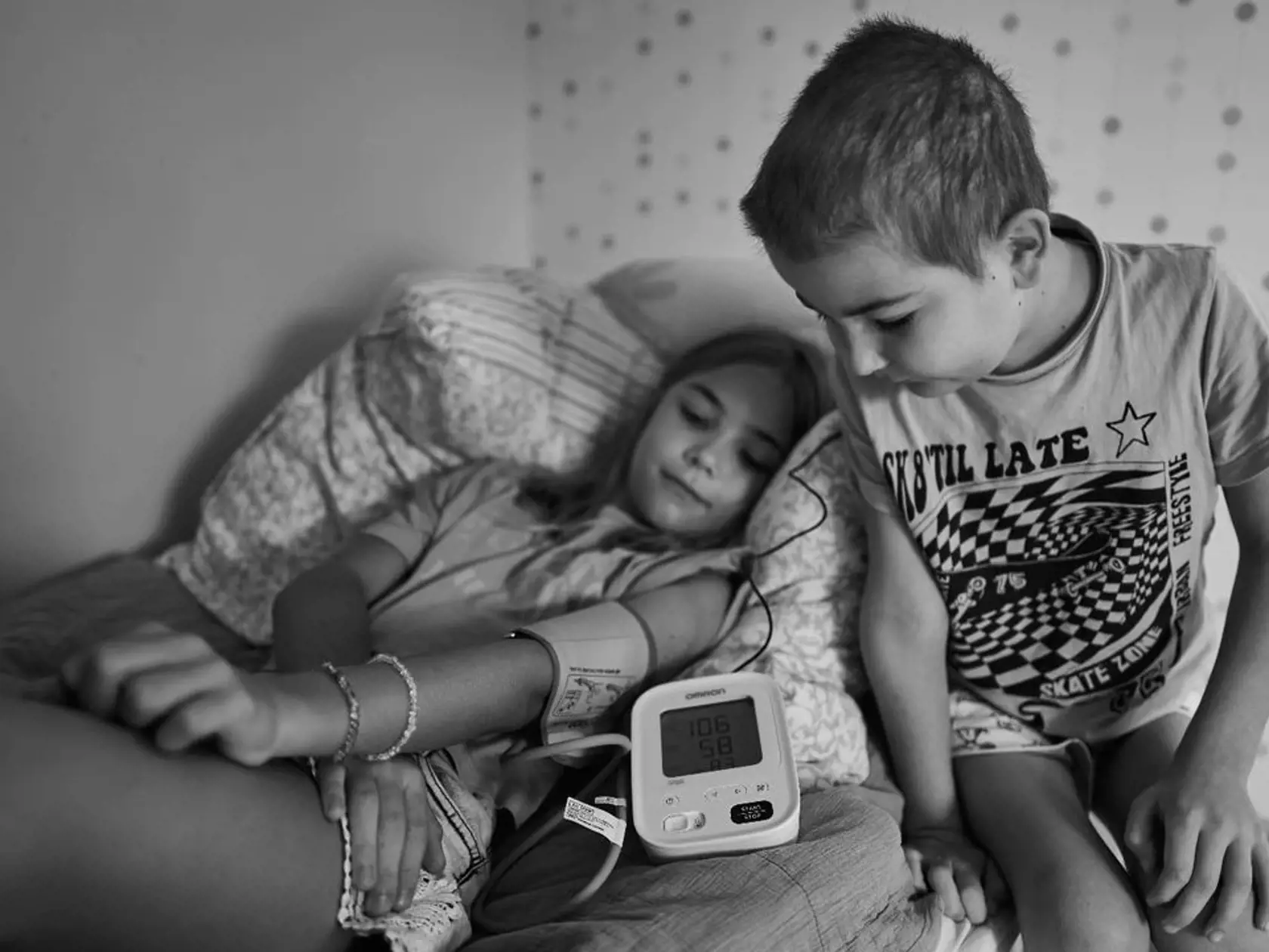 "Taká vzácnosť, že pár dní doma... nebolo to bez komplikácií, no Timko zvláda nie len liečbu, ale aj starostlivosť o sestru :-). Všetkým vám ďakujeme za podporu a krásne slová, veľmi si to vážime," napísal Ján Dobrík k tejto fotografii svojich detí.