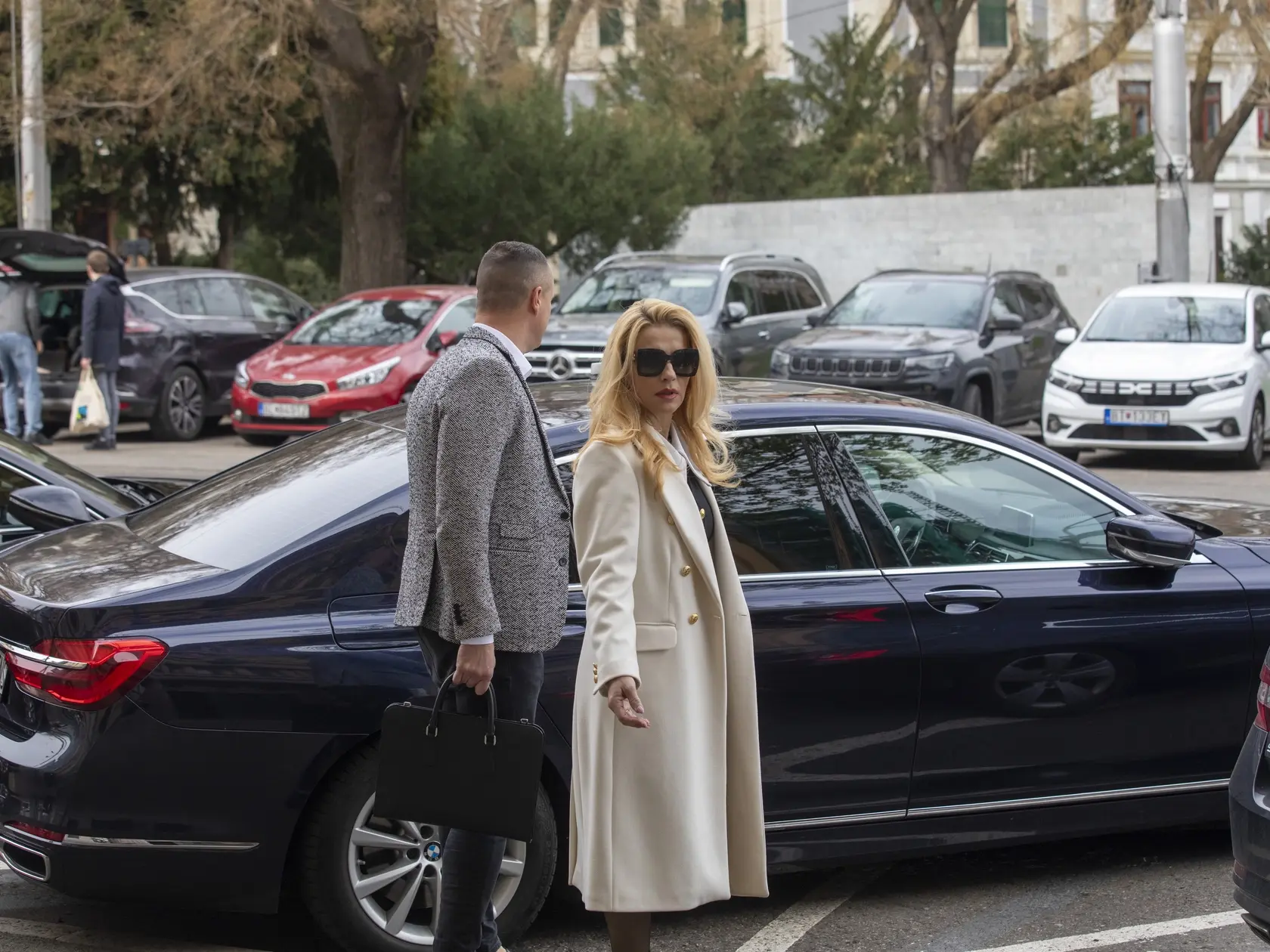 Na snimke je ministerka kultúry Martina Šimkovičová a jej služobné auto BMW.