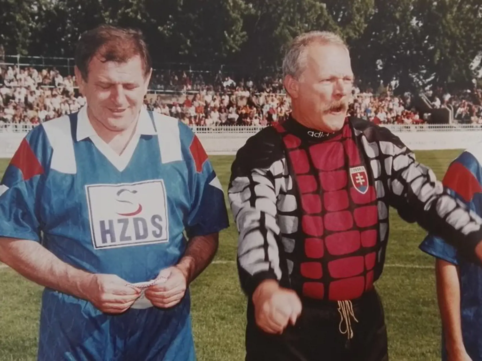Vladimír Mečiar a Ivan Gašparovič vo futbalových dresoch. Boli by dobrými posilami pre našu reprezentáciu?
