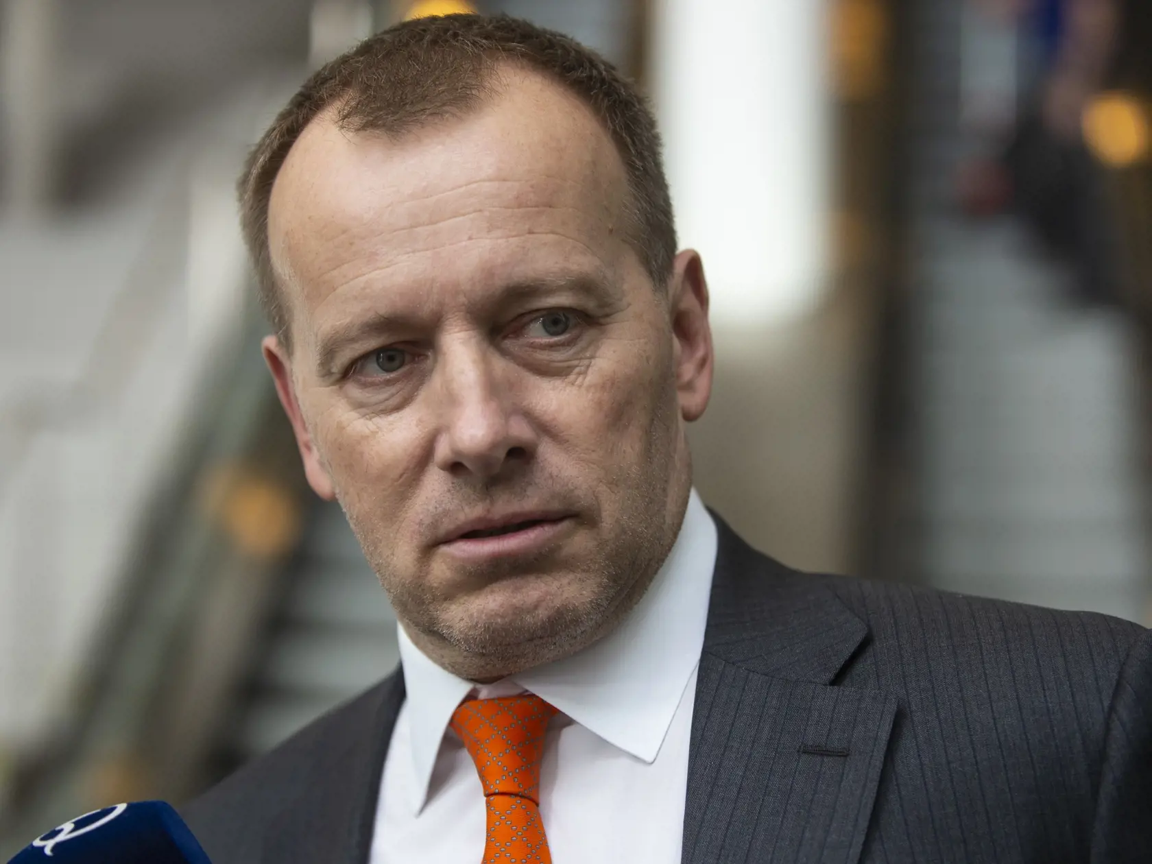 Na snímke líder hnutia Sme rodina Boris Kollár prichádza na stretnutie popredných slovenských ekonómov, slovenských i zahraničných špecialistov na financovanie verejných investícií a zástupcov potenciálnych koaličných partnerov v priestoroch Rady pre rozpočtovú zodpovednosť Národnej banky Slovenska (NBS) 9. marca 2020 v Bratislave. FOTO TASR – Jakub Kotian