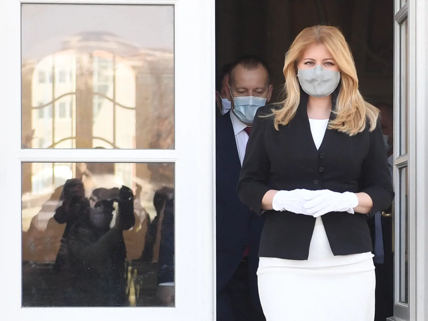 Prezidentka SR Zuzana Čaputová (vpravo) prichádza na stretnutie s predsedom vlády SR Igorom Matovičom a predsedom Národnej rady SR Borisom  Kollárom (v pozadí) v Bratislave 6. apríla 2020. FOTO TASR - Martin Baumann