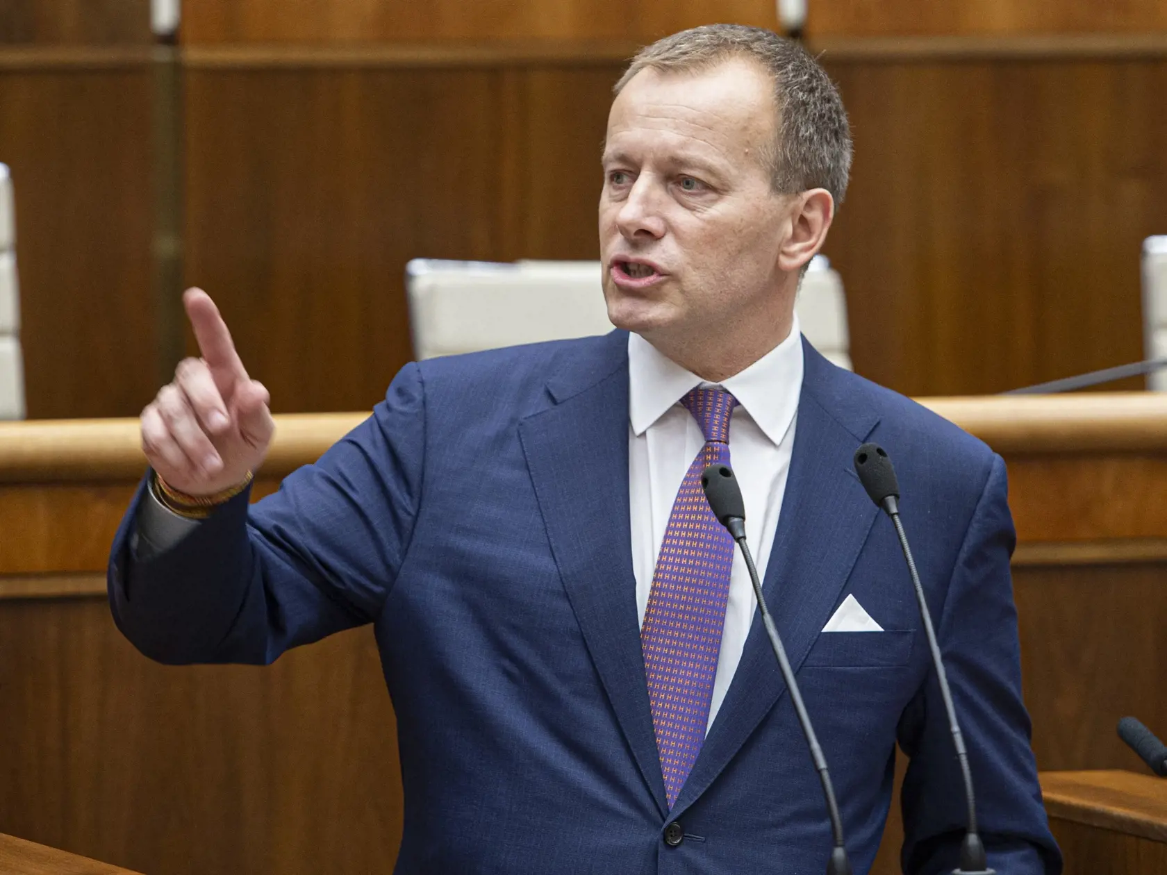Na snímke nový predseda Národnej rady Slovenskej republiky (NR SR) Boris Kollár počas ustanovujúcej schôdze NR SR v piatok 20. marca 2020 v Bratislave. V tajnej voľbe mu hlas odovzdalo 106 poslancov, na zvolenie ich potreboval minimálne 76. Kollár, ktorý sa stal druhým najvyšším ústavným činiteľom, nahradil vo funkcii šéfa NR SR Andreja Danka (SNS). FOTO TASR - Michal Svítok 
