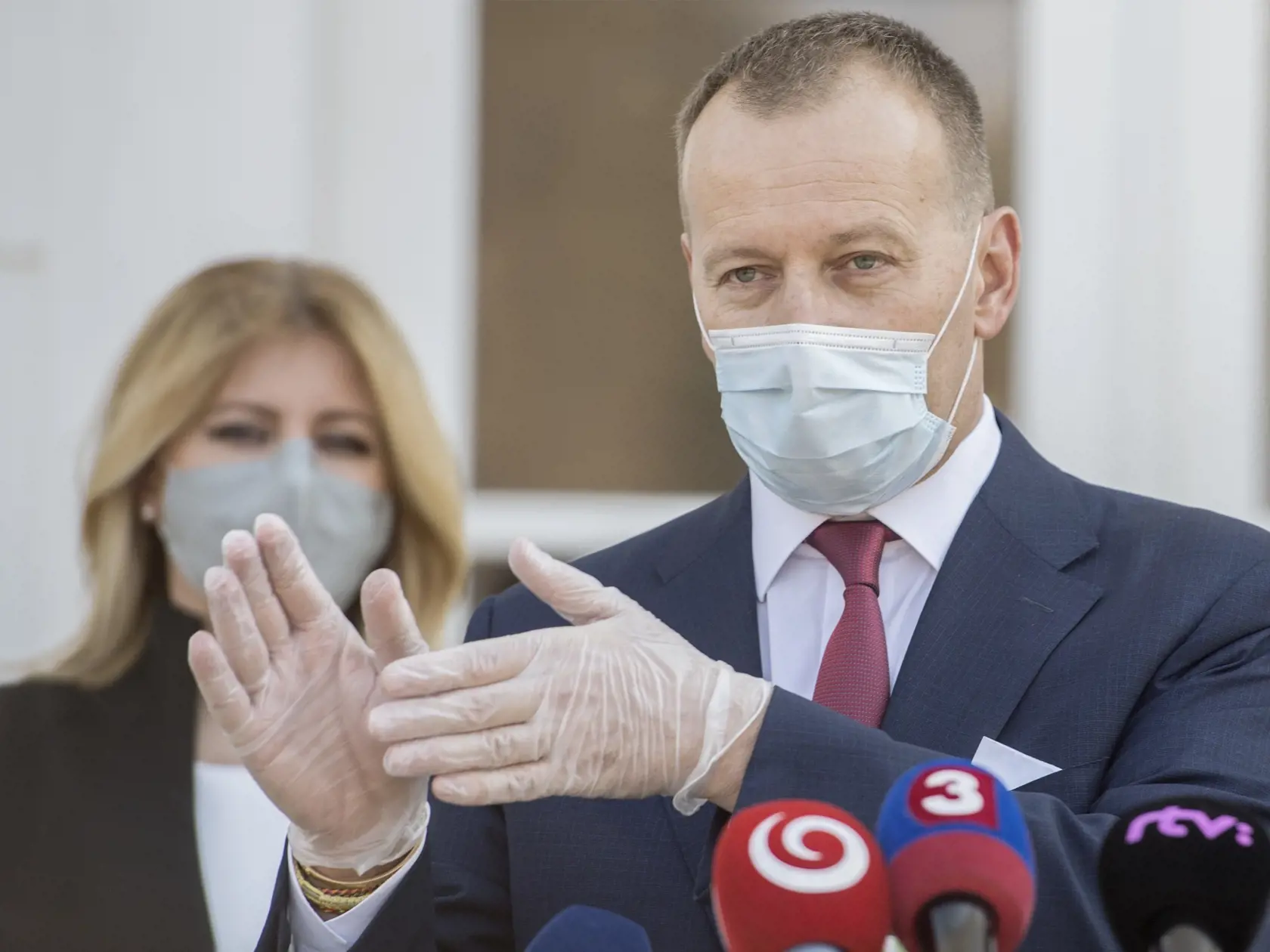 Prezidentka SR Zuzana Čaputová (vľavo) počas tlačovej konferencie po tom, ako prijala predsedu vlády SR Igora Matoviča a predsedu Národnej rady SR Borisa Kollára (vpravo) v Bratislave 6. apríla 2020. FOTO TASR - Martin Baumann