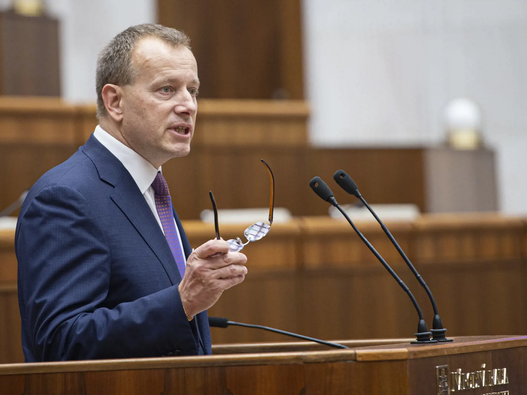 Na snímke nový predseda Národnej rady Slovenskej republiky (NR SR) Boris Kollár (Sme rodina) počas ustanovujúcej schôdze NR SR v piatok 20. marca 2020 v Bratislave. V tajnej voľbe mu hlas odovzdalo 106 poslancov, na zvolenie ich potreboval minimálne 76. Kollár, ktorý sa stal druhým najvyšším ústavným činiteľom, nahradil vo funkcii šéfa NR SR Andreja Danka (SNS). FOTO TASR - Michal Svítok 
