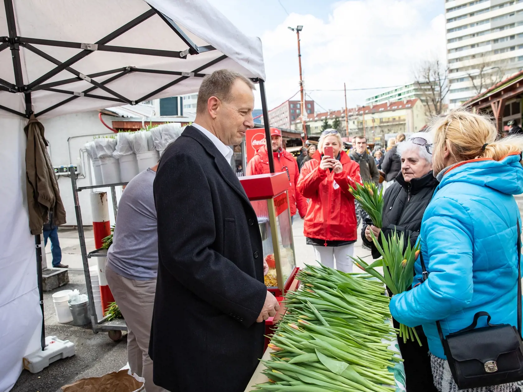 Boris Kollár strana Sme Rodina rozdáva na trhovisku Miletičová kvetiny ku dňu MDŽ.