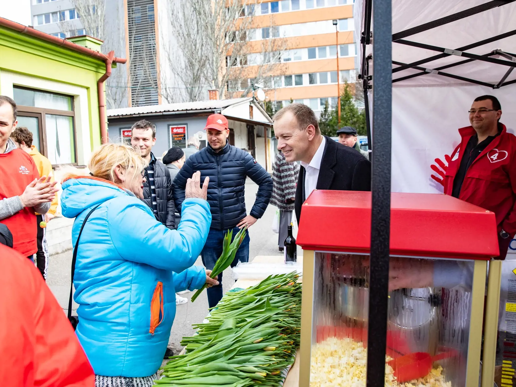 Boris Kollár strana Sme Rodina rozdáva na trhovisku Miletičová kvetiny ku dňu MDŽ.