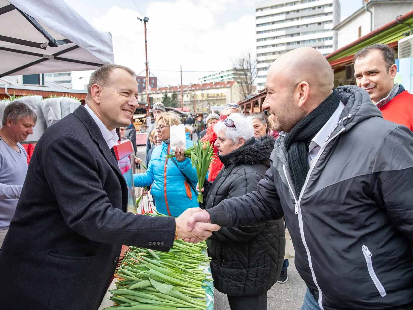 Boris Kollár strana Sme Rodina rozdáva na trhovisku Miletičová kvetiny ku dňu MDŽ.
