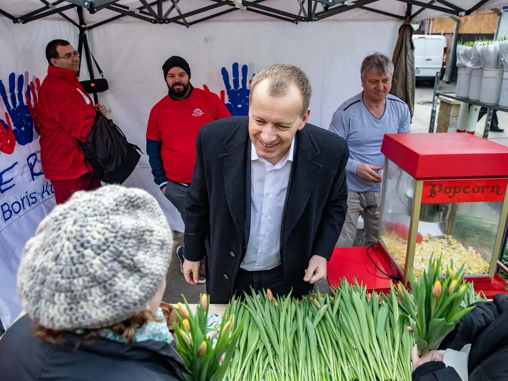 Boris Kollár strana Sme Rodina rozdáva na trhovisku Miletičová kvetiny ku dňu MDŽ.