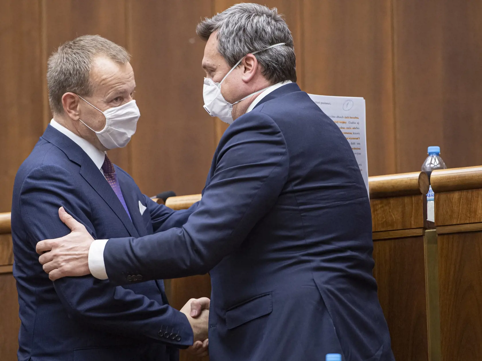 Na snímke nový predseda Národnej rady Slovenskej republiky (NR SR) Boris Kollár (vľavo) a jeho predchodca Andrej Danko (vpravo) si podávajú ruky počas ustanovujúcej schôdze NR SR v piatok 20. marca 2020 v Bratislave. V tajnej voľbe Borisovi Kollárovi hlas odovzdalo 106 poslancov, na zvolenie ich potreboval minimálne 76. Kollár, ktorý sa stal druhým najvyšším ústavným činiteľom, nahradil vo funkcii šéfa NR SR Andreja Danka (SNS). FOTO TASR - Michal Svítok 
