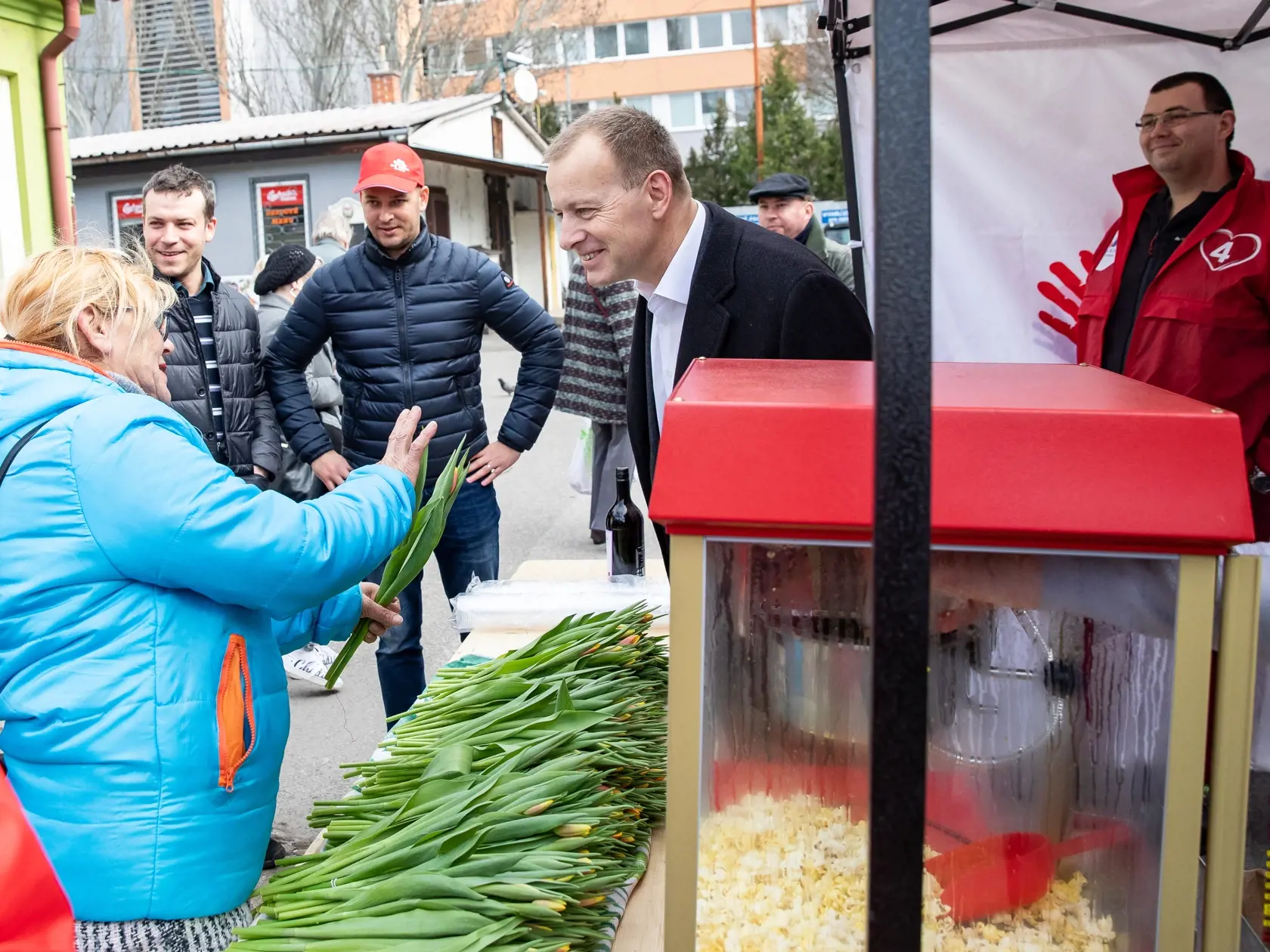 Boris Kollár strana Sme Rodina rozdáva na trhovisku Miletičová kvetiny ku dňu MDŽ.