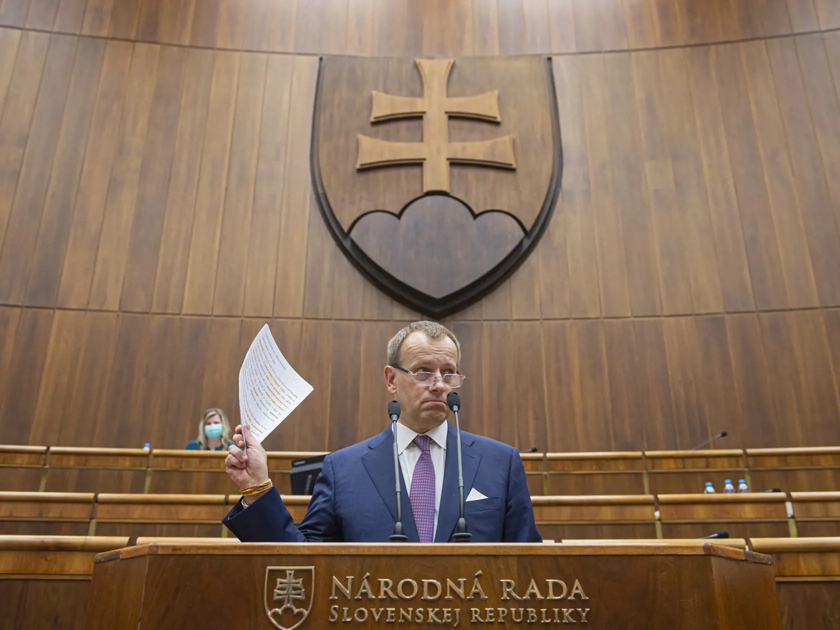Na snímke nový predseda Národnej rady Slovenskej republiky (NR SR) Boris Kollár počas ustanovujúcej schôdze NR SR v piatok 20. marca 2020 v Bratislave. V tajnej voľbe mu hlas odovzdalo 106 poslancov, na zvolenie ich potreboval minimálne 76. Kollár, ktorý sa stal druhým najvyšším ústavným činiteľom, nahradil vo funkcii šéfa NR SR Andreja Danka (SNS). FOTO TASR - Michal Svítok 
