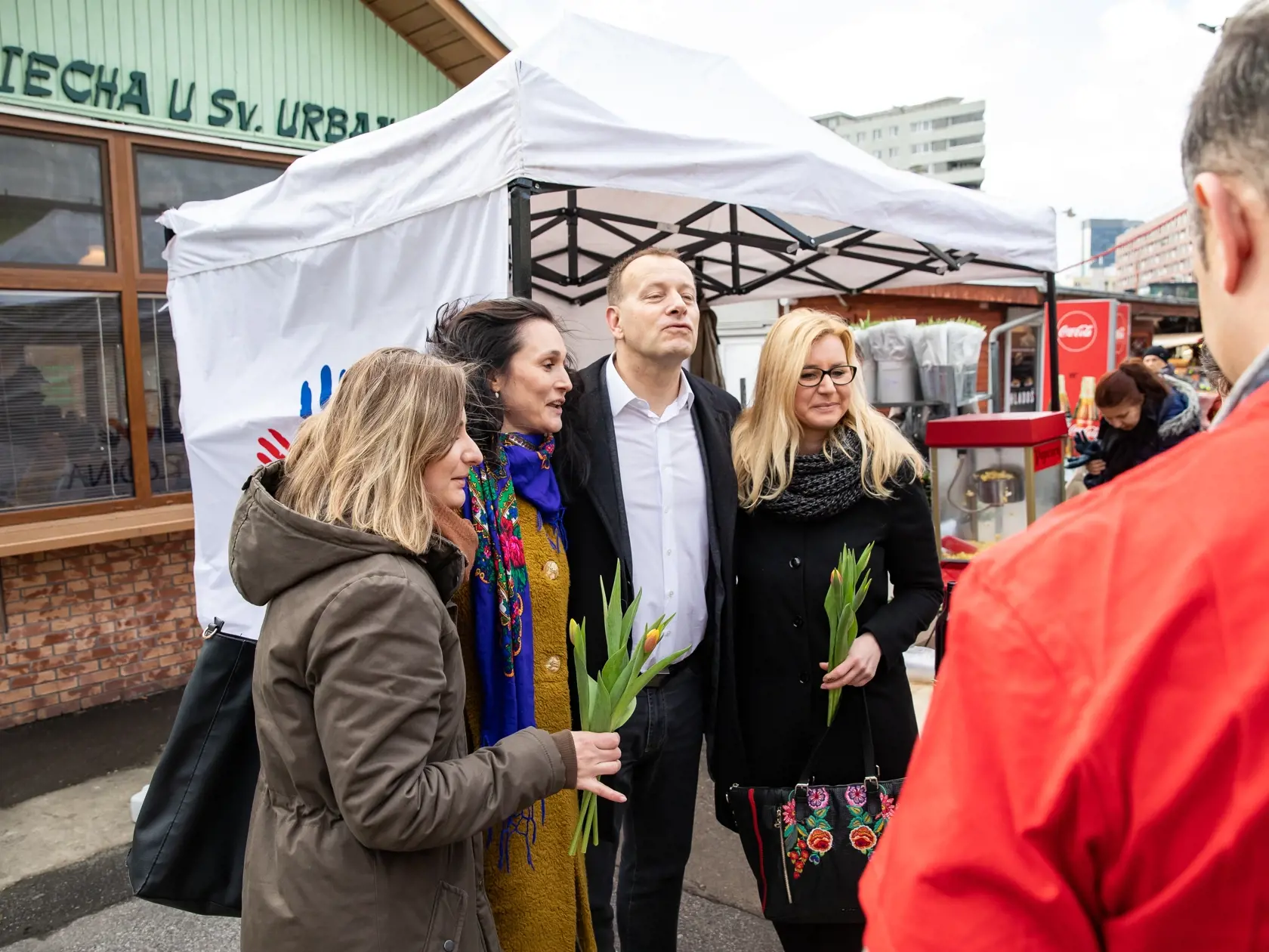 Boris Kollár strana Sme Rodina rozdáva na trhovisku Miletičová kvetiny ku dňu MDŽ.