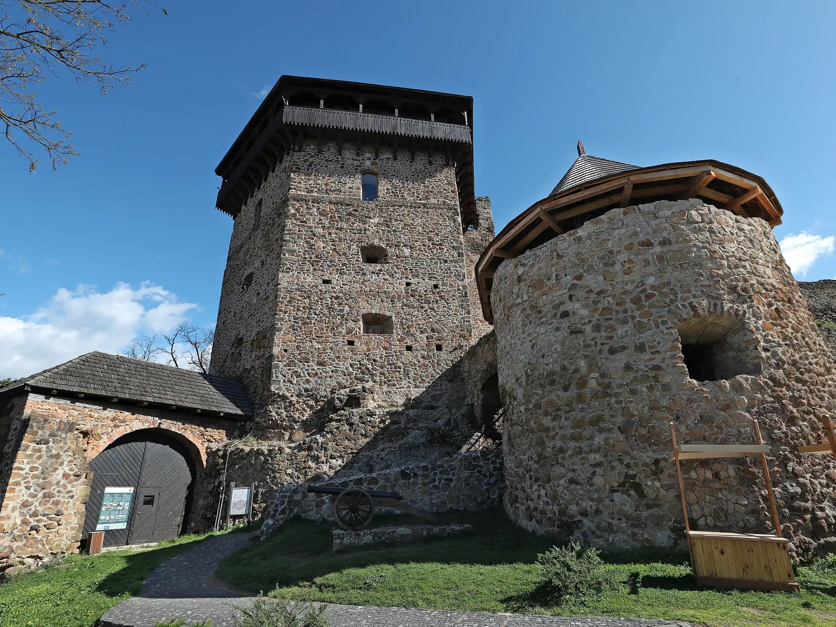 Bunkre boli vyhĺbené do brala pod hradom.