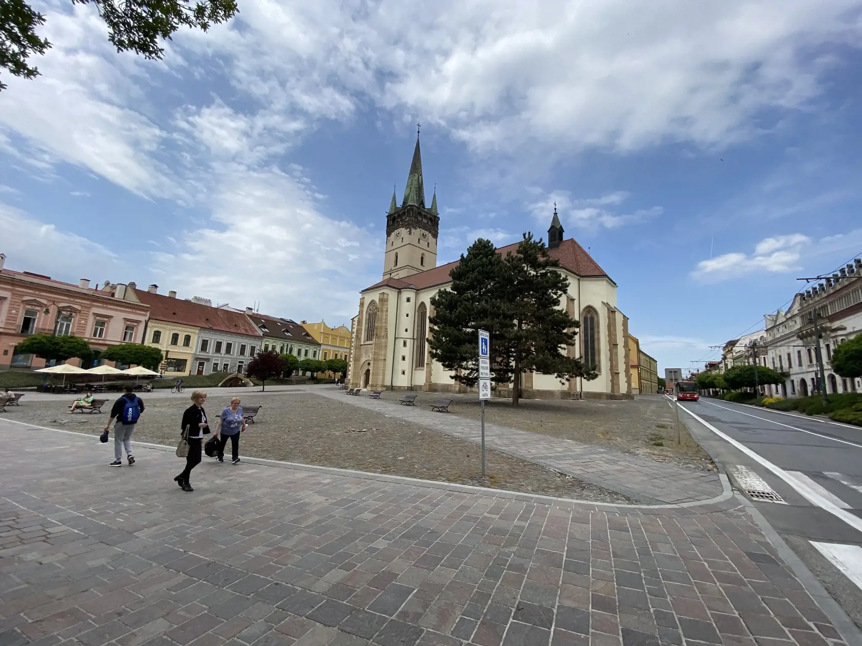 Prešov má viac ako 90-tisíc obyvateľov, narodilo sa tu mnoho významných či známych osobností. Historické jadro mesta je národnou kultúrnou pamiatkou.