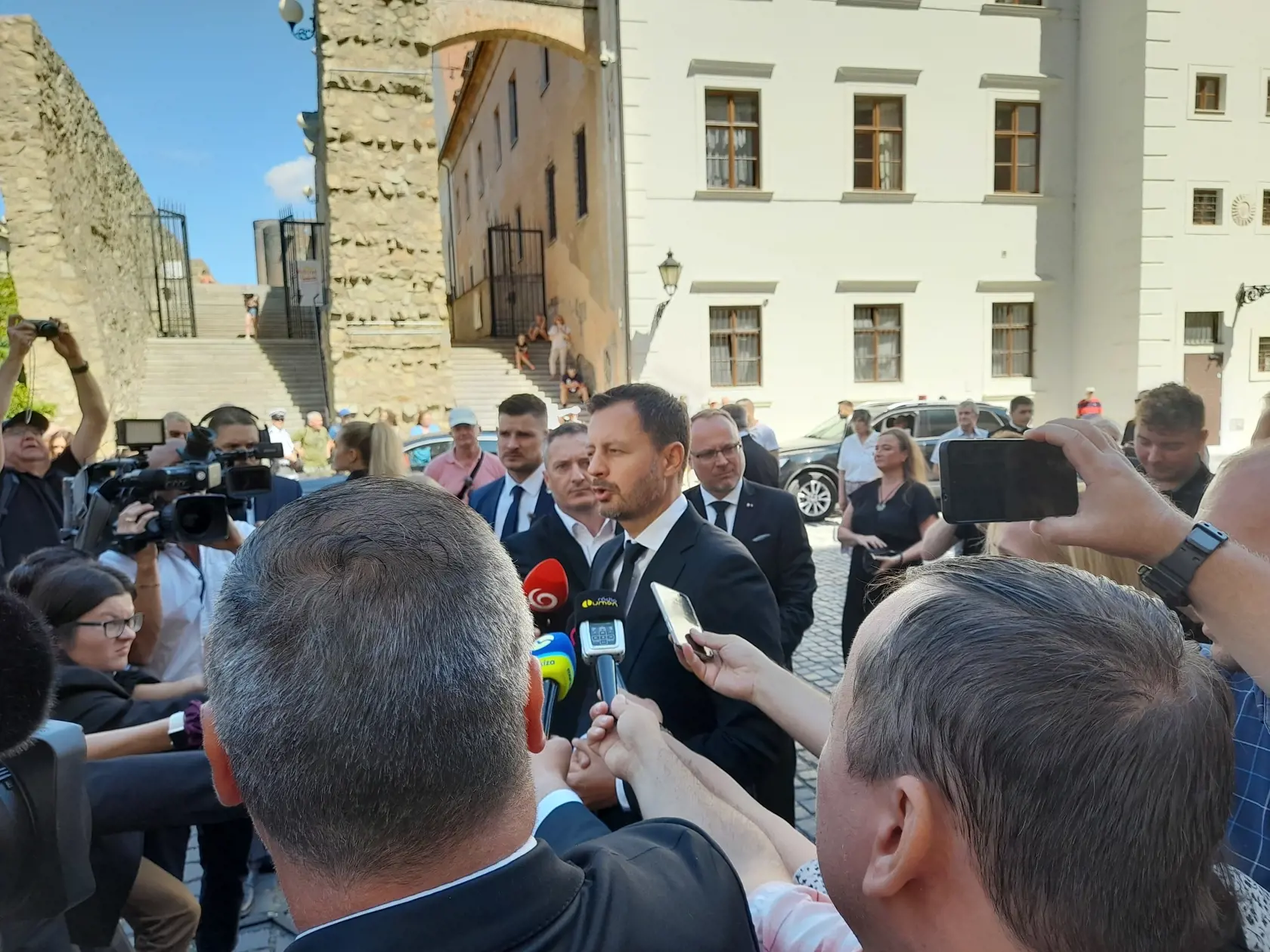 Poslednej rozlúčky s kardinálom Tomkom sa zúčastnili najvyšší ústavní činitelia. Na snímke Eduard Heger uprostred rozhovoru s médiami. Premiér sa s kardinálom stretol tohto roku vo Vatikáne. "Bol to muž pokorný, múdry a so Slovenskom v srdci. Bol to muž plný lásky, " vyzdvihol premiér.