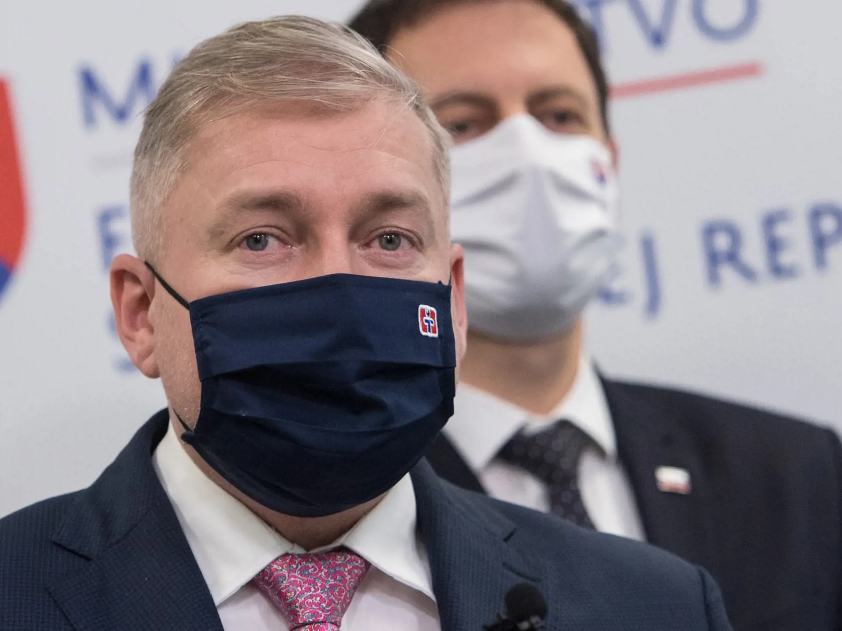 Eduard Heger (vzadu) a bývalý generálny riaditeľ národnej lotériovej spoločnosti TIPOS Marek Kaňka počas brífingu s novinármi 4. februára 2021 v Bratislave. FOTO TASR - Martin Baumann