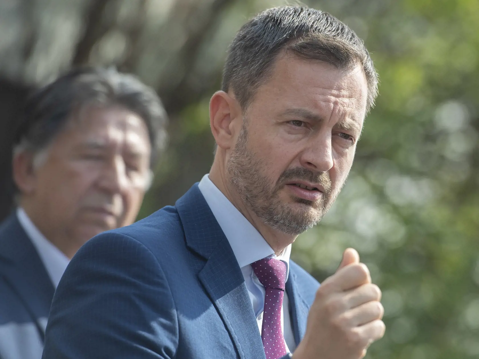 Majitelia starších rodinných domov sa budú môcť uchádzať o prvé dve výzvy z Plánu obnovy a odolnosti SR spolu v hodnote 30 miliónov eur. Na snímke v pozadí minister životného prostredia SR Ján Budaj a v popredí premér SR Eduard Heger počas tlačovej konferencie 6. septembra 2022 v Jelke. FOTO TASR - Martin Baumann