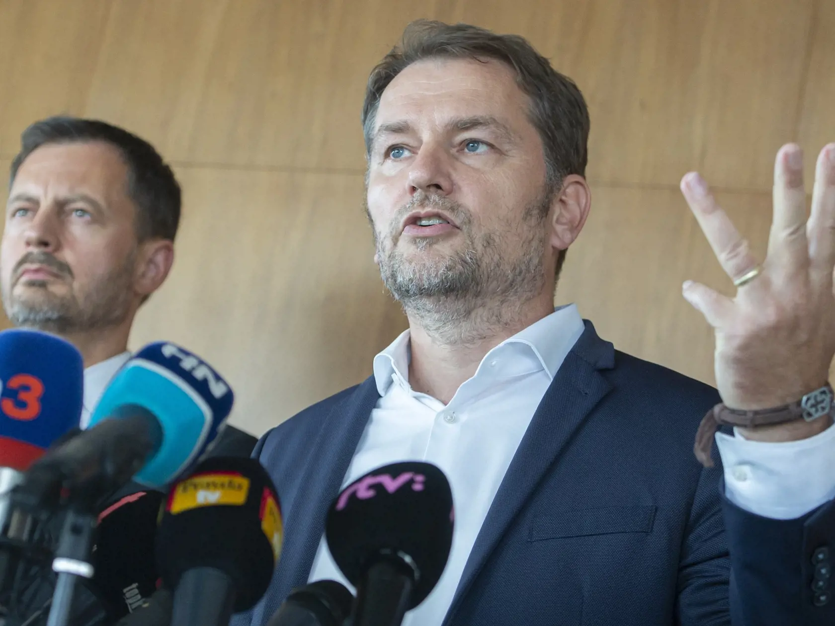 Minister financií Igor Matovič (OĽaNO) a premiér Eduard Heger (OĽaNO) odpovedajú na otázky novinárov po stretnutí predstaviteľov koalície, ktoré sa konalo vo vládnom hoteli Bôrik v Bratislave v piatok 12. augusta 2022. Bez SaS bude vláda Eduarda Hegera (OĽaNO) nefunkčná a nebude mať v Národnej rade väčšinu. Predseda vlády to povedal po piatkovom rokovaní koaličných predstaviteľov v súvislosti s vládnou krízou. Heger apeloval na stabilitu.