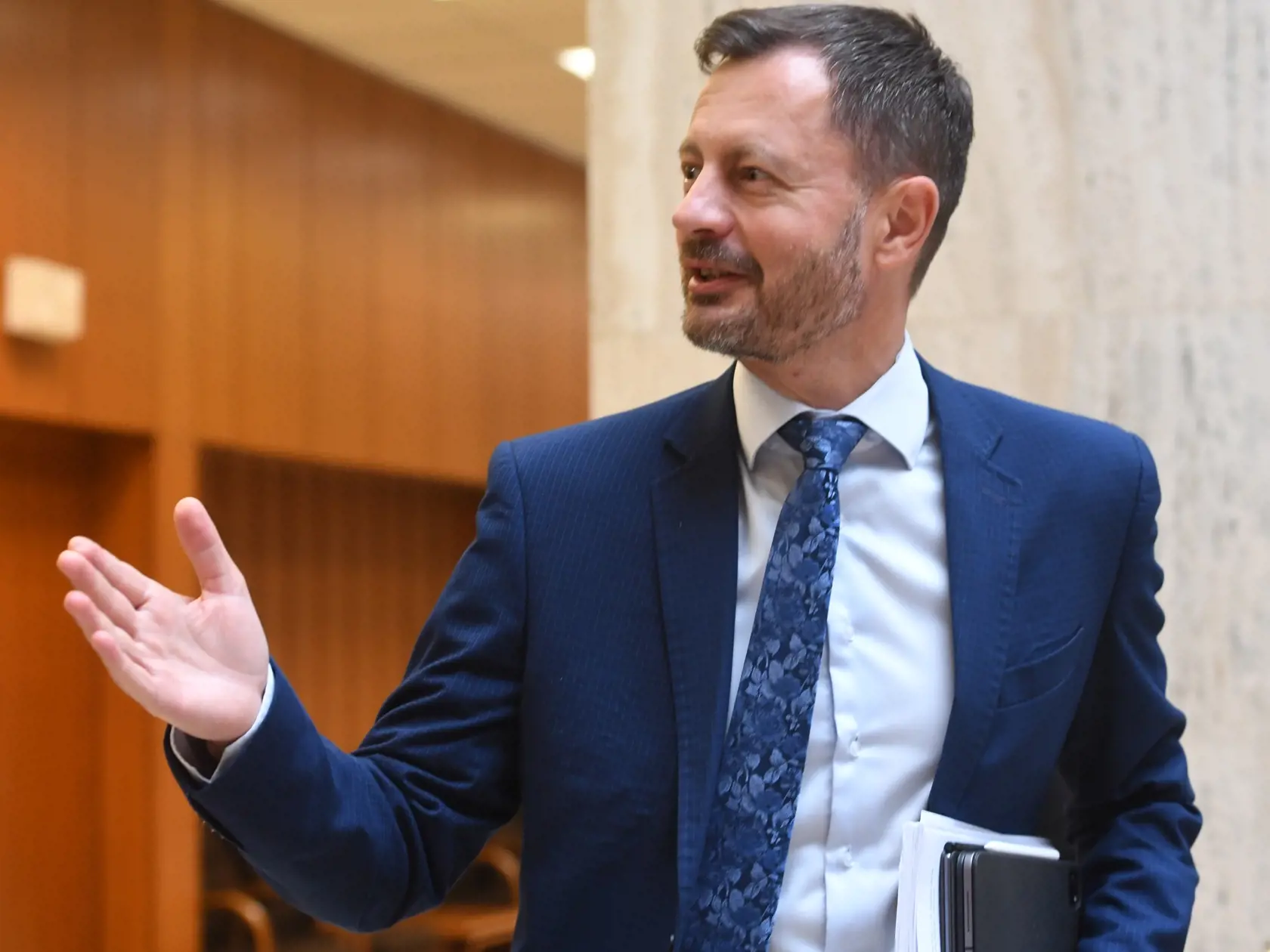 Predseda vlády Eduard Heger (OĽaNO) prichádza na 99. rokovanie vlády 2. septembra 2022 v Bratislave. FOTO TASR - Martin Baumann