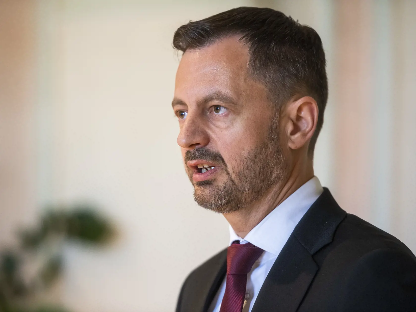 Predseda vlády Eduard Heger počas tlačového vyhlásenia po stretnutí s prezidentkou SR Zuzanou Čaputovou v Prezidentskom paláci v Bratislave 22. júla 2022. FOTO TASR - Jaroslav Novák