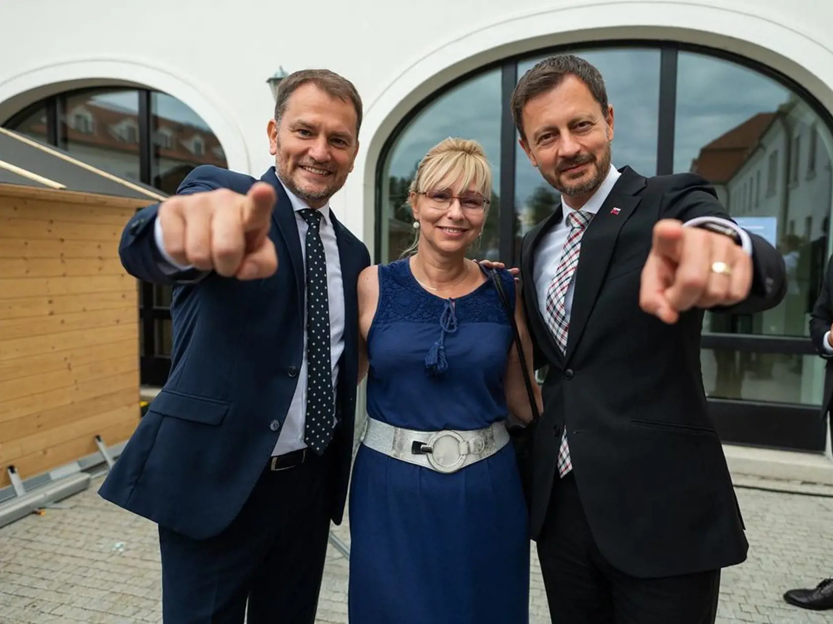 Deň otvorených dverí v parlamente. Na terase pri hrade čakali na ľudí politici. Na snímke premiér Eduard Heger a minister financií Igor Matovič, obaja OĽANO.
