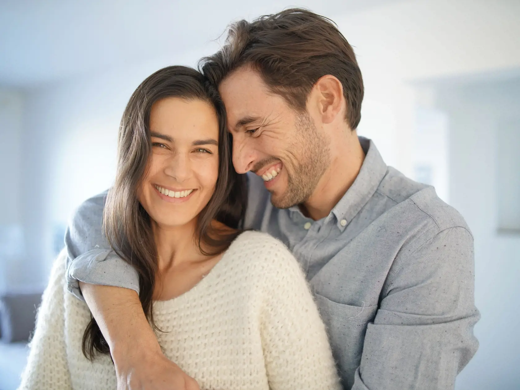 Portrait,Of,Handsome,Couple,In,Modern,House