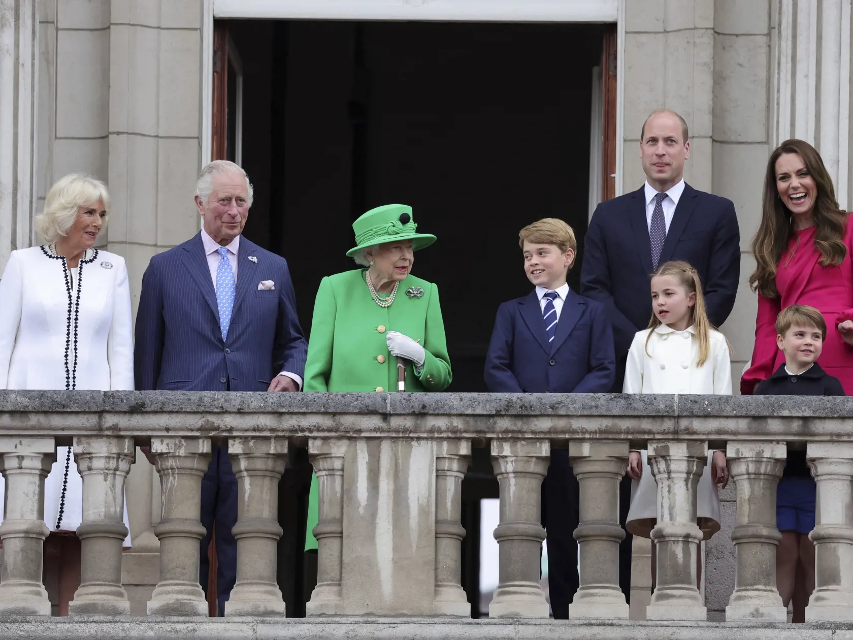 Kráľovná Alžbeta II. sa v závere osláv ukázala na balkóne Buckinghamského paláca v sprievode najbližšej rodiny.