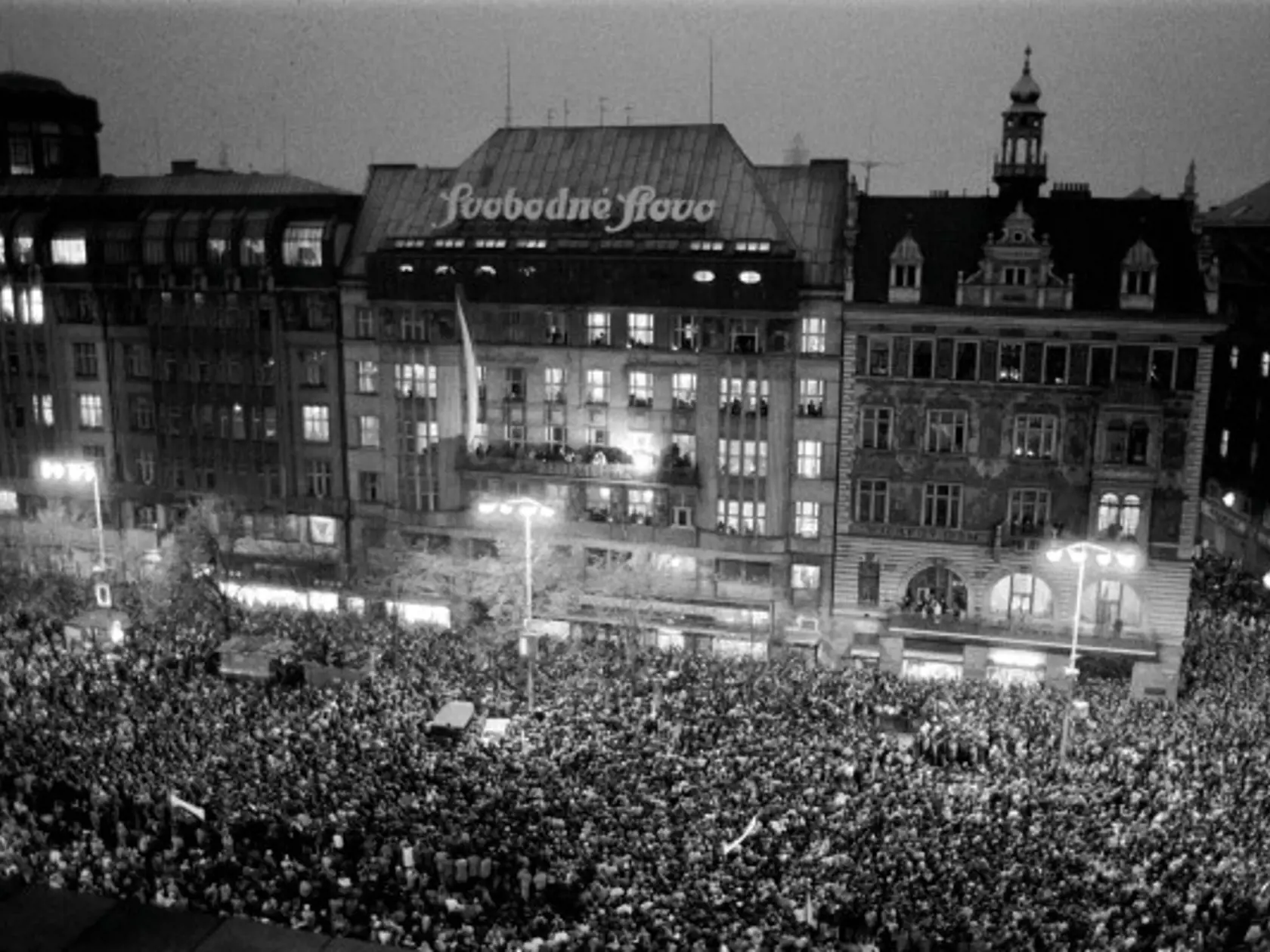 21. novembra sa 200-tisíc ľuďom na Václavskom námestí prihovoril z balkóna knižného vydavateľstva Melantrich Václav Havel.