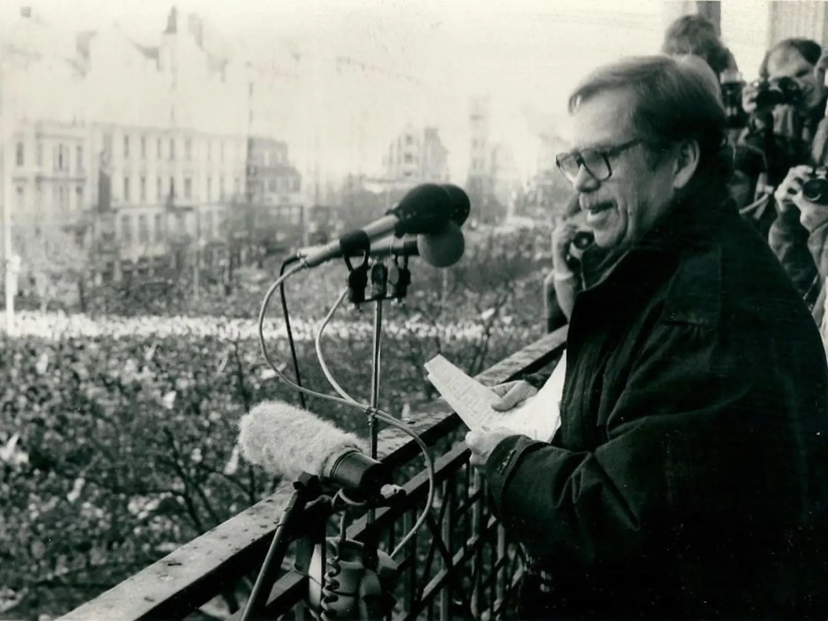 21. 11. 1989: Disident Václav Havel prvý raz na tribúne pred demonštrantmi.