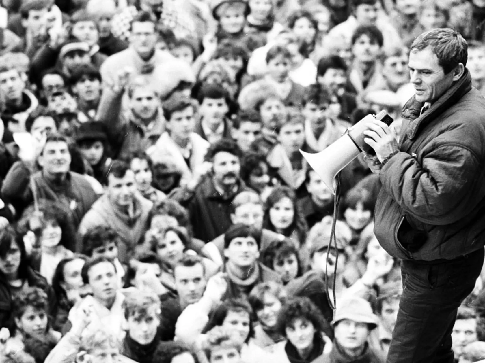 Študentskou demonštráciou na Národní tříde v Prahe sa revolučný november 1989 iba začal! K protestujúcim mladým sa pridali disidenti a umelci.