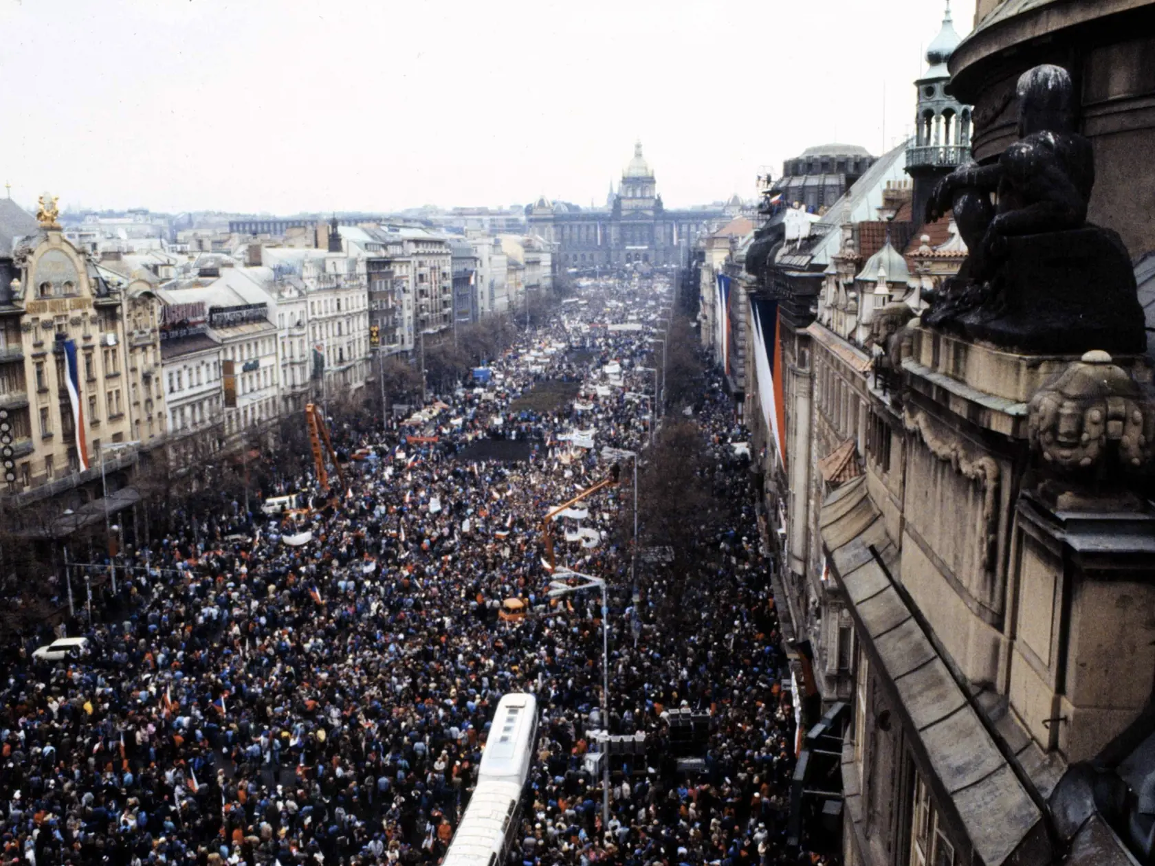 21. novembra sa 200-tisíc ľuďom na Václavskom námestí prihovoril z balkóna knižného vydavateľstva Melantrich Václav Havel.